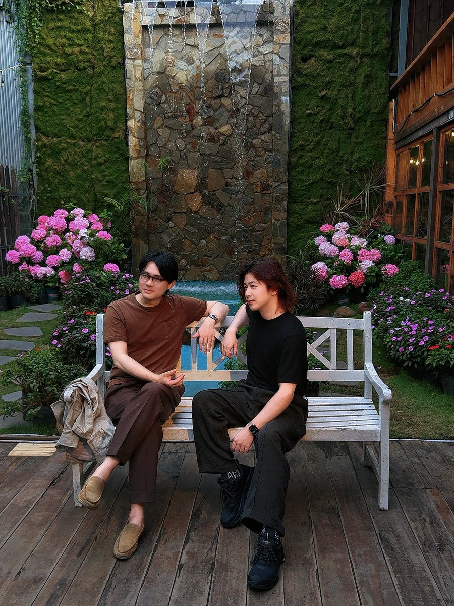 Cryptosis9_OKX's tweet photo. 这一次把团建选在了越南，也是第二次来越南胡志明，少了游客的好奇，多了观察的视角。街头的摩托车依旧汹涌，但路边崛起的写字楼和年轻人眼里的光，正在悄悄改变这里的底色。
那种野蛮生长的活力，像极了我们记忆里的某个黄金年代。
真的很推荐大家亲自来感受一下这份滚烫，也非常推荐这家咖啡厅：Vườn Thiên Giới，老板单独给了我们一个空间供我们开会，休息期间还见证了一场求婚，生活处处是美好！@Winston_OKX @keke_OKX @Okxsophea @ivanokx
