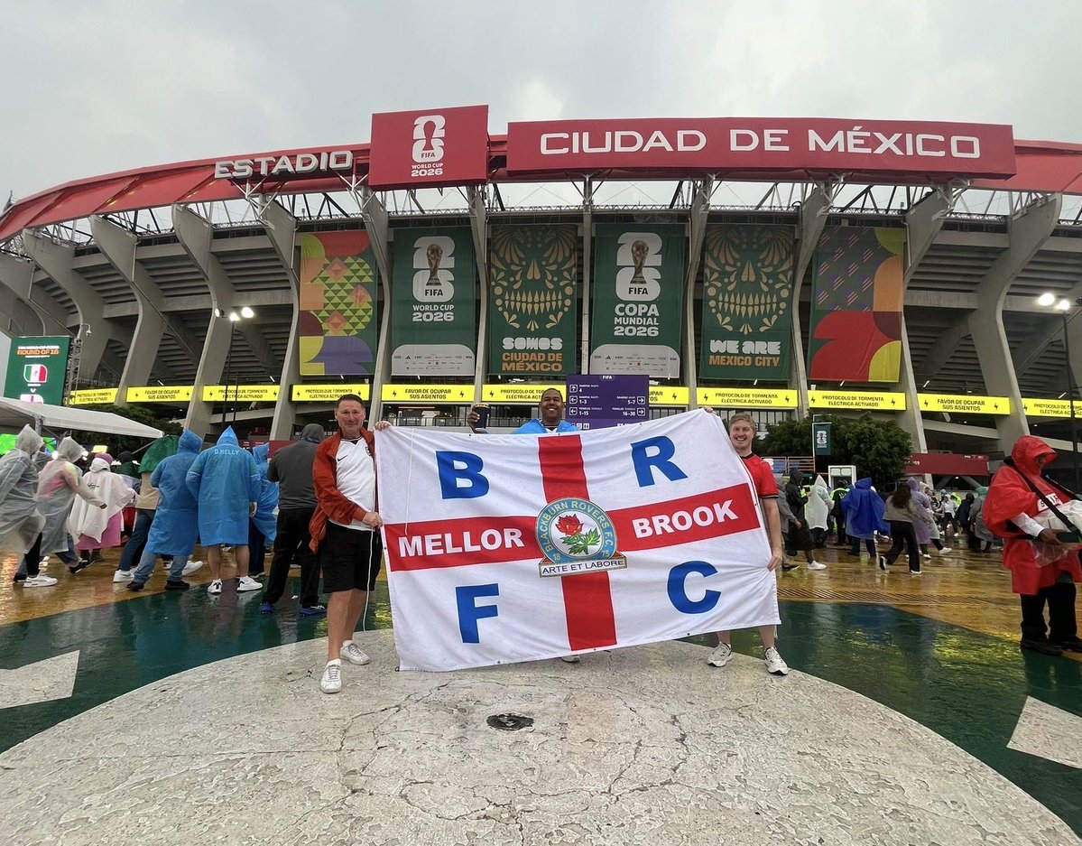 mattleach1875's tweet photo. The greatest day, brilliant England 🏴󠁧󠁢󠁥󠁮󠁧󠁿 performance in an iconic stadium 🏟️. Mexico 🇲🇽 and their fans were incredible, the party after with them outside the ground was something else, the best kind of people https://t.co/fX7lSnviga