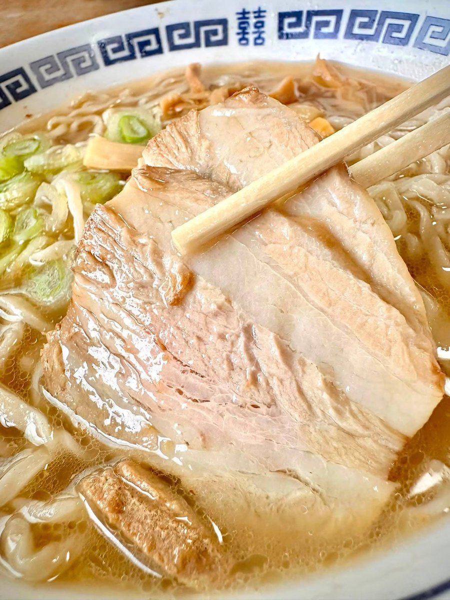 info_bsk's tweet photo. 〜農家＆蕎麦店の二毛作・手打ちにこだわる蕎麦屋のラーメン〜

【田沢の水茶屋 ごすけ】

「青竹手打ちラーメン」＋「焼き弁慶飯」計900円

昨日のお昼になります。
今回は、旧平田町田沢地区に有ります農家蕎麦屋さんへ訪れてみることにしました💨
ここ数年、この辺へ訪れることが少なくなって来ましたが、ふとこちらの存在が思い浮かび閉店ギリギリに入りました💦
初見の方は、その独特なお店の外観に驚かれるかと思いますが、店内へ入りますと看板猫(茶虎)がお出迎えしてくれます😊
親父さん１人で切盛りしており、メニューを見るなり蕎麦を勧められましたが、ラーメンの口で訪れているので手打ちラーメンをチョイスです☝️

メインの蕎麦は栽培から収穫・蕎麦打ちまでを一貫して行なっている拘りぶり。   もちろんラーメンの方も青竹を使用した本格的な手打ち麺が頂けるのが自慢となります✨
スープはその日で毎回異なる素材を使用しているのだが、この日はトビウオ(アゴ)とモミジなどをメインにしているのだとか。ラーメンメニューは１種類に絞られてしまいましたが、スープの素材に至っては毎回違う味わいが楽しめるというものです☺️

麺は蕎麦屋さんらしく、手打ちの乱切りされた平ちぢれタイプ。    程よいコシ感と手打ちならではの旨味が何と言っても絶品ですね♪
ラーメンを啜っているうちにふと、弁慶飯も無性に食べたくなり、途中から追加オーダー👍
カリカリの焼き目に味噌の甘みと塩味が相まって、こちらも美味しく完食です😆

次は、蕎麦をお目当てにまた訪れてみようと思います💨
ご馳走様でした🍜

住所：酒田市田沢字寺の下３７
不定休 — 場所: ごすけ

https://t.co/XIcy1Wadbj

情報提供元:山形ラーメンマップ
