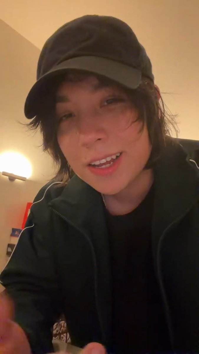 L0QU1T44's tweet photo. bite me <3 https://t.co/0nnF3scA53