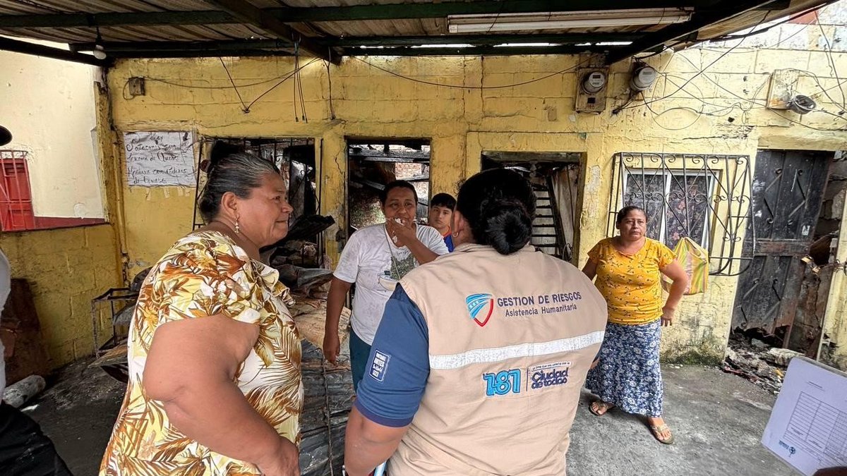 segura_ep's tweet photo. 🤝Atención en situaciones difíciles.

Luego del reporte de un incendio estructural en una vivienda en Huancavilca y la Octava, técnicos de la Gerencia de Gestión de Riesgos de #SeguraEP acudieron al sitio para realizar el levantamiento de información, la evaluación de daños y la entrega de kits de asistencia humanitaria a las familias afectadas y acogientes.

¡Seguimos brindando atención y acompañamiento a las familias cuando más lo necesitan porque #AsiSeHaceGuayaquil! 

#CiudadDeTodos