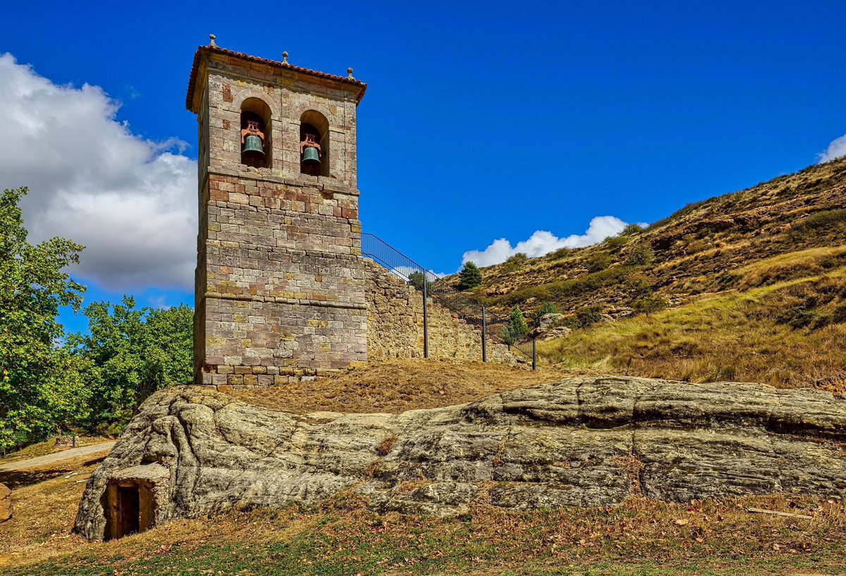 arteviajero_com's tweet photo. Iglesia rupestre de los Santos Justo y Pastor de Olleros de Pisuerga (Palencia), excavada en un promontorio de roca arenisca. Tiene su origen en el S. IX y está considerada uno de los mejores ejemplos de arquitectura rupestre en España ⬇️⬇️⬇️
https://t.co/7JeQVBn23W
#FelizLunes https://t.co/oeBhKOSZQt