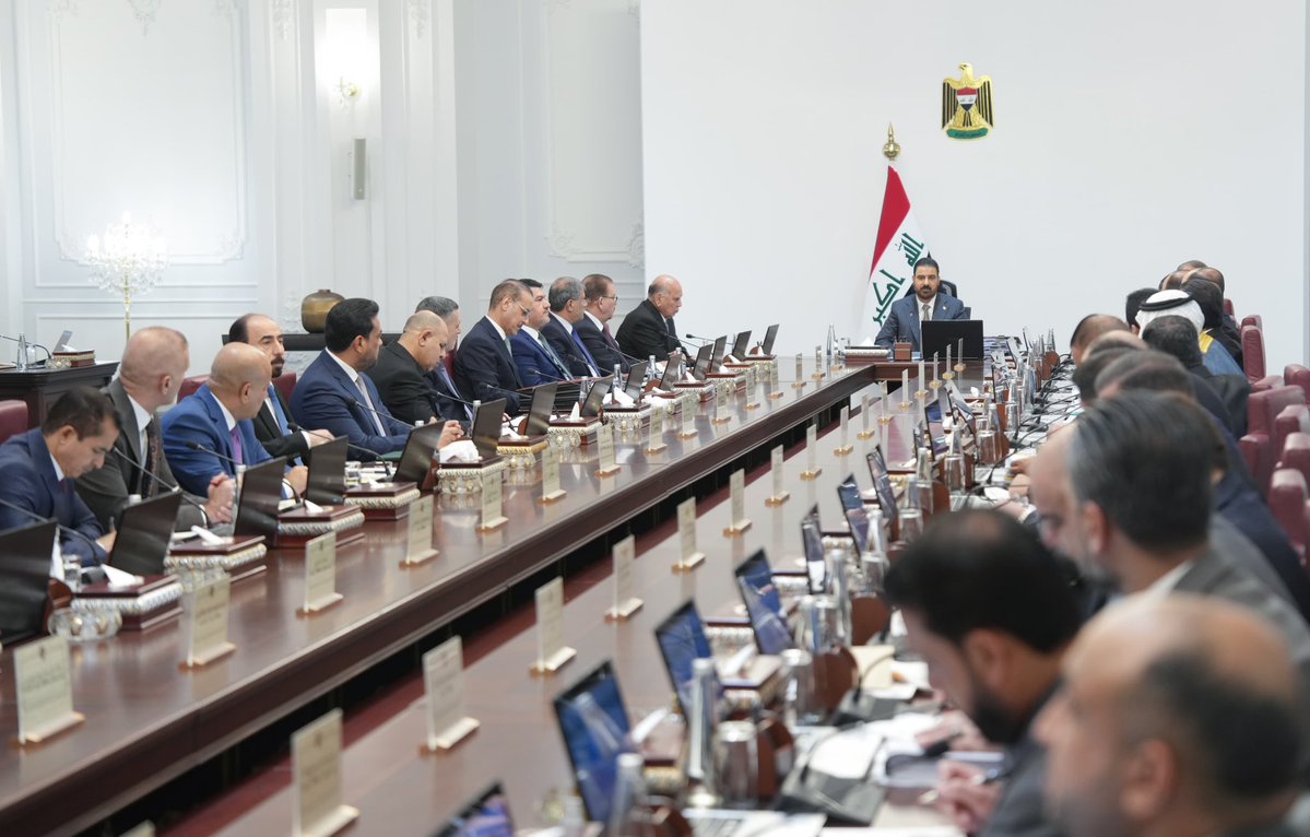 IraqiPMO's tweet photo. ترأس رئيس مجلس الوزراء السيد علي فالح الزيدي، اليوم الاثنين، الجلسة الثالثة لسنة 2026، للهيأة العليا للتنسيق بين المحافظات، جرت خلالها مناقشة الأوضاع العامة في المحافظات والجوانب الخدمية والمعاشية فيها، وعدد من الموضوعات والملفات المعروضة أمام الجلسة، بحضور عدد من السادة الوزراء، ومدير مكتب رئيس مجلس الوزراء، والمنسق العام لشؤون المحافظات، والسادة المحافظين، ورؤساء مجالس المحافظات وعدد من المستشارين .

وفي مستهل الجلسة، أشار السيد رئيس مجلس الوزراء الى أهمية دور الحكومات المحلية في الأداء الخدمي والحكومي، وما تمثله مع المحافظين من خط أول للتماس مع المواطن، الذي يتطلع الى نيل الخدمات المناسبة، من دون الاهتمام بالخلافات السياسية بأي وجه من الوجوه.

كما بيّن سيادته أن الحكومة الاتحادية والحكومات المحلية، تمثل جسداً واحداً في الدولة، وأن كل محافظة معنية بوضع الآليات المناسبة لإحداث التنمية المحلية عبر جذب الاستثمار، مؤكداً ضرورة الابتعاد عن البيروقراطية المعرقلة لإنجاز الأعمال.

وشدد السيد الزيدي على وجوب دعم الأجهزة الأمنية في أداء مهامها التي ترسخ الاستقرار، كما أشار إلى تحقيق تقدم ملموس في مشروع (1) مليون قطعة أرض سكنية، التي سيكون معيار توزيعها بين المحافظات على وفق عدد السكان ونسب الفقر، بما يضمن العدالة والانتفاع لأكبر شريحة مستفيدة.

ونظرت الجلسة في الملفات والقرارات المعروضة أمامها، حيث جرى اتخاذ القرارات والتوصيات الخاصة بها، وكما يأتي: 

1- في مجال معالجات أزمة السكن، جرى  إقرار تخصيص قطع أراضٍ سكنية للمشمولين بقانون مؤسسة السجناء السياسيين، وفق الأولويات القانونية والتعليمات النافذة.

2-وفي مجال تعظيم الايرادات المحلية لحكومات المحافظات، أقرت الجلسة تأليف لجان من الجهات المعنية في المحافظات، برئاسة معاون المنسق العام لشؤون المحافظات، تتولى اعداد ستراتيجية تعظيم الإيرادات المحلية، على أن تعرض التوصيات على الهيأة العليا للتنسيق بين المحافظات لإقرارها.
3-وبشأن توفير مادة الكلور اللازمة لتشغيل مشاريع الماء، جرى إقرار تولّي المحافظات وأمانة بغداد، توفيرها عن طريق الاستيراد لسد الحاجة الفعلية، الى حين اكتمال مشاريع توسعة معمل الفرات، وأن تتولى وزارة الصناعة والمعادن استكمال زيادة الطاقة الإنتاجية لمعامل الوزارة وفق جدول زمني محدد.
4- وفي الشأن نفسه جرى إقرار التقرير الفصلي الثالث لمياه الشرب في المحافظات، والتوصيات الملحقة به. 
5- وفي مجال تطوير القطاع الصحي، جرت الموافقة على مقترحات وزارة الصحة، المتضمنة تأليف فريق طبي للتدخل السريع من الاختصاصات كافة، للعمل في المحافظات خلال الأزمات والزيارات المليونية، والتزام المحافظات المجاورة بتقديم الإسناد والدعم اللوجستي  وتسهيل مفارز قسم العمليات عن تنفيذ الإخلاء الطبي.
6- كما جرى إقرار تدريب الخريجين الجدد من المجموعة الطبية لكليات طب (المستنصرية، النهرين، ابن سينا) في محافظاتهم كل حسب سكنه دون الرجوع الى محافظة بغداد.
7- منح المحافظين صلاحية طلب رفع يد الإصلاح الزراعي وفق السياقات والضوابط المعتمدة.
8-وجرى إقرار توصيات اللجنة المؤلفة بشأن نسبة المحافظات من إيرادات المحطات الوزنية، وأن تتولى وزارة الإعمار والإسكان تعديل تعليمات تشغيل محطات الوزن المحورية، بتحديد حصة المحافظة من ايرادات المبالغ المستحصلة بنسبة 50%، وبما ينسجم مع قانون الإدارة المالية رقم 6 لسنة 2019 المعدل.
9-ومن أجل رفع كفاءة الأعمال الخدمية المقدمة من قبل المؤسسات البلدية، تقرر أن تتولى وزارة الإعمار والإسكان تأليف فرق بإشراك ممثل عن الهيئة التنسيقية بين المحافظات، للاطلاع على الأعمال الخدمية المقدمة والمشاكل والمعوقات التي تواجه العمل البلدي وتقديم تقارير وتوصيات ملائمة.
10-وفي مجال الإجازات الاستثمارية المتلكئة، جرى إقرار توصيات اللجنة المؤلفة الخاصة بمشروعي بوابة كربلاء التجاري والترفيهي ومجمع ابراج إيوان السكني.

11-كما تقرر تأليف لجنة تتولى مهمة الوقوف على اسباب عدم توقيع العقد وتسليم الأرض لمشاريع (رياض الفراتين للاستثمارات الزراعية، وزراعة البذور الستراتيجية وحقول الدواجن، ومحطة أبقار وتربية عجول وزراعة المحاصيل الاستراتيجية).