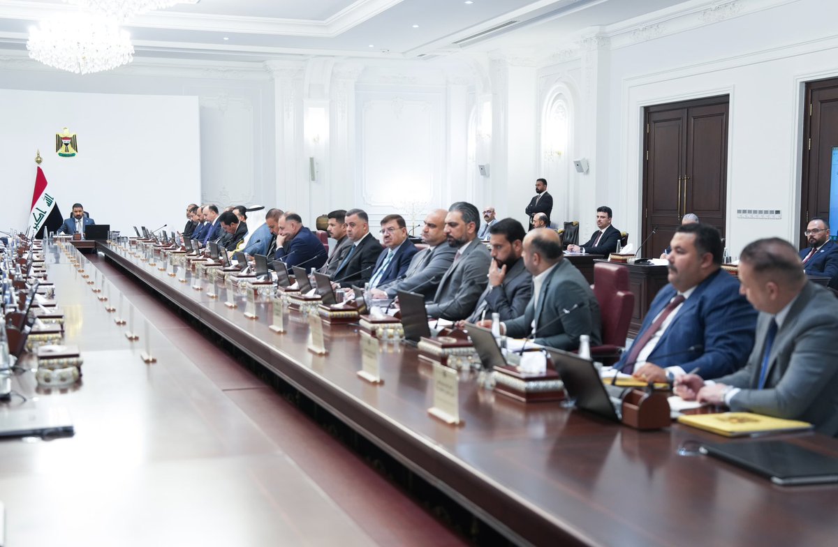 IraqiPMO's tweet photo. ترأس رئيس مجلس الوزراء السيد علي فالح الزيدي، اليوم الاثنين، الجلسة الثالثة لسنة 2026، للهيأة العليا للتنسيق بين المحافظات، جرت خلالها مناقشة الأوضاع العامة في المحافظات والجوانب الخدمية والمعاشية فيها، وعدد من الموضوعات والملفات المعروضة أمام الجلسة، بحضور عدد من السادة الوزراء، ومدير مكتب رئيس مجلس الوزراء، والمنسق العام لشؤون المحافظات، والسادة المحافظين، ورؤساء مجالس المحافظات وعدد من المستشارين .

وفي مستهل الجلسة، أشار السيد رئيس مجلس الوزراء الى أهمية دور الحكومات المحلية في الأداء الخدمي والحكومي، وما تمثله مع المحافظين من خط أول للتماس مع المواطن، الذي يتطلع الى نيل الخدمات المناسبة، من دون الاهتمام بالخلافات السياسية بأي وجه من الوجوه.

كما بيّن سيادته أن الحكومة الاتحادية والحكومات المحلية، تمثل جسداً واحداً في الدولة، وأن كل محافظة معنية بوضع الآليات المناسبة لإحداث التنمية المحلية عبر جذب الاستثمار، مؤكداً ضرورة الابتعاد عن البيروقراطية المعرقلة لإنجاز الأعمال.

وشدد السيد الزيدي على وجوب دعم الأجهزة الأمنية في أداء مهامها التي ترسخ الاستقرار، كما أشار إلى تحقيق تقدم ملموس في مشروع (1) مليون قطعة أرض سكنية، التي سيكون معيار توزيعها بين المحافظات على وفق عدد السكان ونسب الفقر، بما يضمن العدالة والانتفاع لأكبر شريحة مستفيدة.

ونظرت الجلسة في الملفات والقرارات المعروضة أمامها، حيث جرى اتخاذ القرارات والتوصيات الخاصة بها، وكما يأتي: 

1- في مجال معالجات أزمة السكن، جرى  إقرار تخصيص قطع أراضٍ سكنية للمشمولين بقانون مؤسسة السجناء السياسيين، وفق الأولويات القانونية والتعليمات النافذة.

2-وفي مجال تعظيم الايرادات المحلية لحكومات المحافظات، أقرت الجلسة تأليف لجان من الجهات المعنية في المحافظات، برئاسة معاون المنسق العام لشؤون المحافظات، تتولى اعداد ستراتيجية تعظيم الإيرادات المحلية، على أن تعرض التوصيات على الهيأة العليا للتنسيق بين المحافظات لإقرارها.
3-وبشأن توفير مادة الكلور اللازمة لتشغيل مشاريع الماء، جرى إقرار تولّي المحافظات وأمانة بغداد، توفيرها عن طريق الاستيراد لسد الحاجة الفعلية، الى حين اكتمال مشاريع توسعة معمل الفرات، وأن تتولى وزارة الصناعة والمعادن استكمال زيادة الطاقة الإنتاجية لمعامل الوزارة وفق جدول زمني محدد.
4- وفي الشأن نفسه جرى إقرار التقرير الفصلي الثالث لمياه الشرب في المحافظات، والتوصيات الملحقة به. 
5- وفي مجال تطوير القطاع الصحي، جرت الموافقة على مقترحات وزارة الصحة، المتضمنة تأليف فريق طبي للتدخل السريع من الاختصاصات كافة، للعمل في المحافظات خلال الأزمات والزيارات المليونية، والتزام المحافظات المجاورة بتقديم الإسناد والدعم اللوجستي  وتسهيل مفارز قسم العمليات عن تنفيذ الإخلاء الطبي.
6- كما جرى إقرار تدريب الخريجين الجدد من المجموعة الطبية لكليات طب (المستنصرية، النهرين، ابن سينا) في محافظاتهم كل حسب سكنه دون الرجوع الى محافظة بغداد.
7- منح المحافظين صلاحية طلب رفع يد الإصلاح الزراعي وفق السياقات والضوابط المعتمدة.
8-وجرى إقرار توصيات اللجنة المؤلفة بشأن نسبة المحافظات من إيرادات المحطات الوزنية، وأن تتولى وزارة الإعمار والإسكان تعديل تعليمات تشغيل محطات الوزن المحورية، بتحديد حصة المحافظة من ايرادات المبالغ المستحصلة بنسبة 50%، وبما ينسجم مع قانون الإدارة المالية رقم 6 لسنة 2019 المعدل.
9-ومن أجل رفع كفاءة الأعمال الخدمية المقدمة من قبل المؤسسات البلدية، تقرر أن تتولى وزارة الإعمار والإسكان تأليف فرق بإشراك ممثل عن الهيئة التنسيقية بين المحافظات، للاطلاع على الأعمال الخدمية المقدمة والمشاكل والمعوقات التي تواجه العمل البلدي وتقديم تقارير وتوصيات ملائمة.
10-وفي مجال الإجازات الاستثمارية المتلكئة، جرى إقرار توصيات اللجنة المؤلفة الخاصة بمشروعي بوابة كربلاء التجاري والترفيهي ومجمع ابراج إيوان السكني.

11-كما تقرر تأليف لجنة تتولى مهمة الوقوف على اسباب عدم توقيع العقد وتسليم الأرض لمشاريع (رياض الفراتين للاستثمارات الزراعية، وزراعة البذور الستراتيجية وحقول الدواجن، ومحطة أبقار وتربية عجول وزراعة المحاصيل الاستراتيجية).