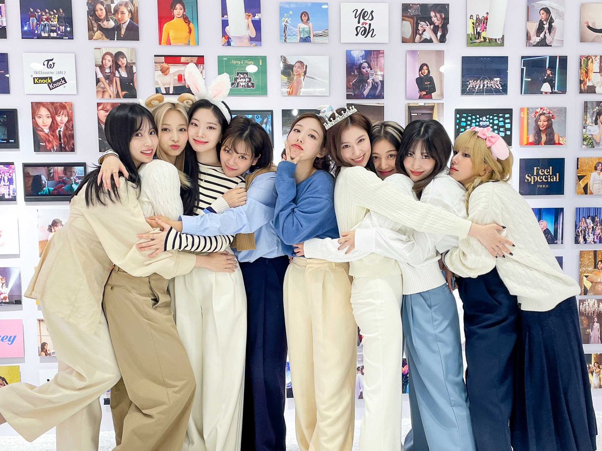 OT_9WICE's tweet photo. En Corea ya es 7 de Julio y es un día HISTÓRICO en TWICELAND, van 14 años de que DAHYUN se unió a JYPE, 11 de que TWICE se formó en Sixteen, 4 del OT9 renovando contrato y tres años de TWICE convirtiendose en el PRIMER GG en presentarse con sold out en el MetLife Stadium 👑 https://t.co/zVXVXrUngG