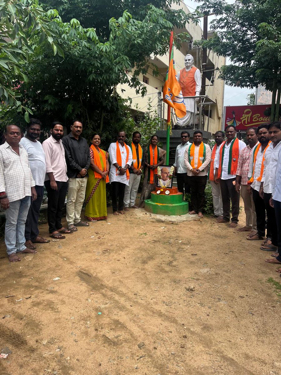 Arjun_BJYM's tweet photo. మేడ్చల్ కేంద్రం లో జన సంఘ్ వ్యవస్థపకులు శ్యామప్రసాద్ ముఖర్జీ గారి జయంతి కార్యక్రమం లో పాల్గొన్న బిజెపి  నాయకులు 

@highlight 
@GaneshKunde8 @NarsaiahBoora @nageshgodam @TVG_BJP @Arvindharmapuri @bandisanjay_bjp @BJP4Telangana @NitinNabin @narendramodi @narendramodi https://t.co/m0twJMFFcq