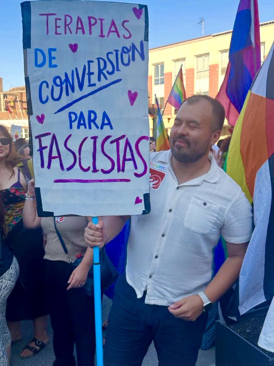 FloresJuberias's tweet photo. Voy a pensar que el diputado de @sumar @nah_gon es tonto del culo -tan tonto como aparenta a simple vista- y que no sabe ni lo que pone ni lo que supone el cartel que sostiene con tanta alegría. 

Porque, de lo contrario, tendría que pensar que está proponiendo la instauración en España de las “psikhushkas”, las siniestras "cárceles psiquiátricas" soviéticas en funcionamiento entre los cuarenta y los ochenta; asilos mentales punitivos gestionados por el KGB y utilizados para silenciar a los disidentes políticos, a los que encarcelaban de manera indefinida en base a diagnósticos ficticios como la "esquizofrenia lenta", y a los que aplicaban tratamientos horribles que incluian sobredosis forzadas de drogas y palizas. Naturalmente sin juicio previo ni control consecutivo.

“Institutos” como el Serbsky (en la foto) por el que pasaron intelectuales y artistas como los escritores Vladimir Bukovsky y Yuli Daniel o el matemático Alexander Esenin-Volpin