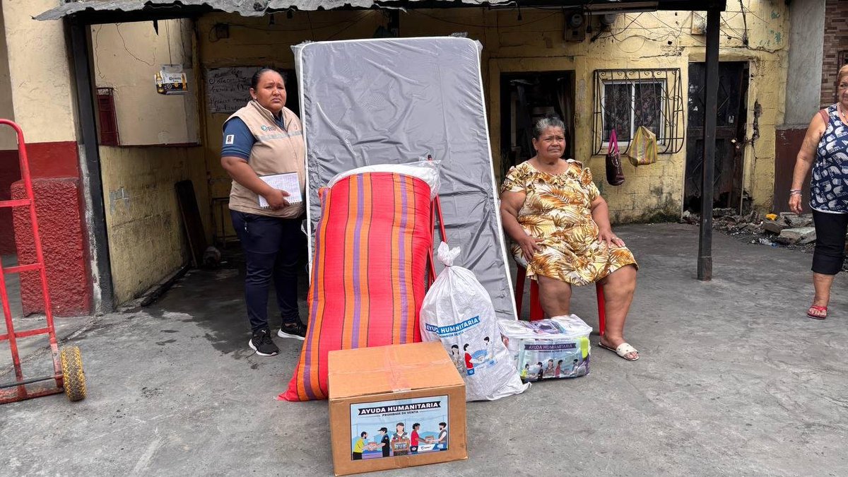 segura_ep's tweet photo. 🤝Atención en situaciones difíciles.

Luego del reporte de un incendio estructural en una vivienda en Huancavilca y la Octava, técnicos de la Gerencia de Gestión de Riesgos de #SeguraEP acudieron al sitio para realizar el levantamiento de información, la evaluación de daños y la entrega de kits de asistencia humanitaria a las familias afectadas y acogientes.

¡Seguimos brindando atención y acompañamiento a las familias cuando más lo necesitan porque #AsiSeHaceGuayaquil! 

#CiudadDeTodos