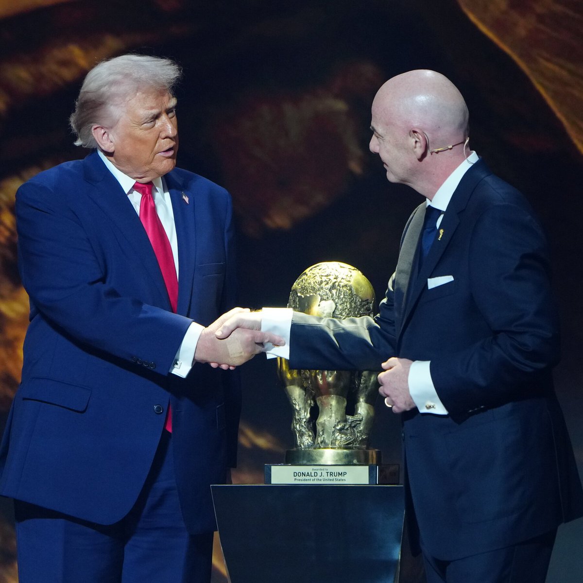 francescoproia's tweet photo. Cioè fatemi capire: voi state scoprendo solo oggi che questo qui è un pazzo megalomane, solo perché ha fatto togliere un cartellino rosso a un giocatore della nazionale di calcio USA?

Scusate ma dove eravate quando: 
- ha trattato a pesci in faccia il presidente di un paese invaso, dentro lo studio ovale della casa bianca?
- ha steso il tappeto rosso a Putin in Alaska?
- ha tentato di prendere con la forza la Groenlandia?
- si lamentava di Macron, Meloni e Starmer, ed elogiava Xi e Kim Jong Un?
- spalleggiava Netanyahu in ogni sua follia (e lo dico da sostenitore di Israele), e poi l'ha abbandonato?
- nei primi 18 mesi di mandato ha bombardato senza motivo ben 8 Paesi (Iran, Venezuela, Somalia, Iraq, Yemen, Siria e Nigeria)?
- ha messo in ginocchio l'economia mondiale con i suoi dazi, che alla fine erano pure illegali?
- è stato condannato per 34 capi d'accusa, e due accuse sono state archiviate solo perché gli USA non prevedono processi per i presidenti in carica?
- è stato un amico intimo di Epstein, compare innumerevoli volte negli EPSTEIN files, ed è stato accusato di stupro da almeno 28 donne diverse?
- lui e la sua famiglia facevano (e fanno) i soldi a palate con l'insider trading?