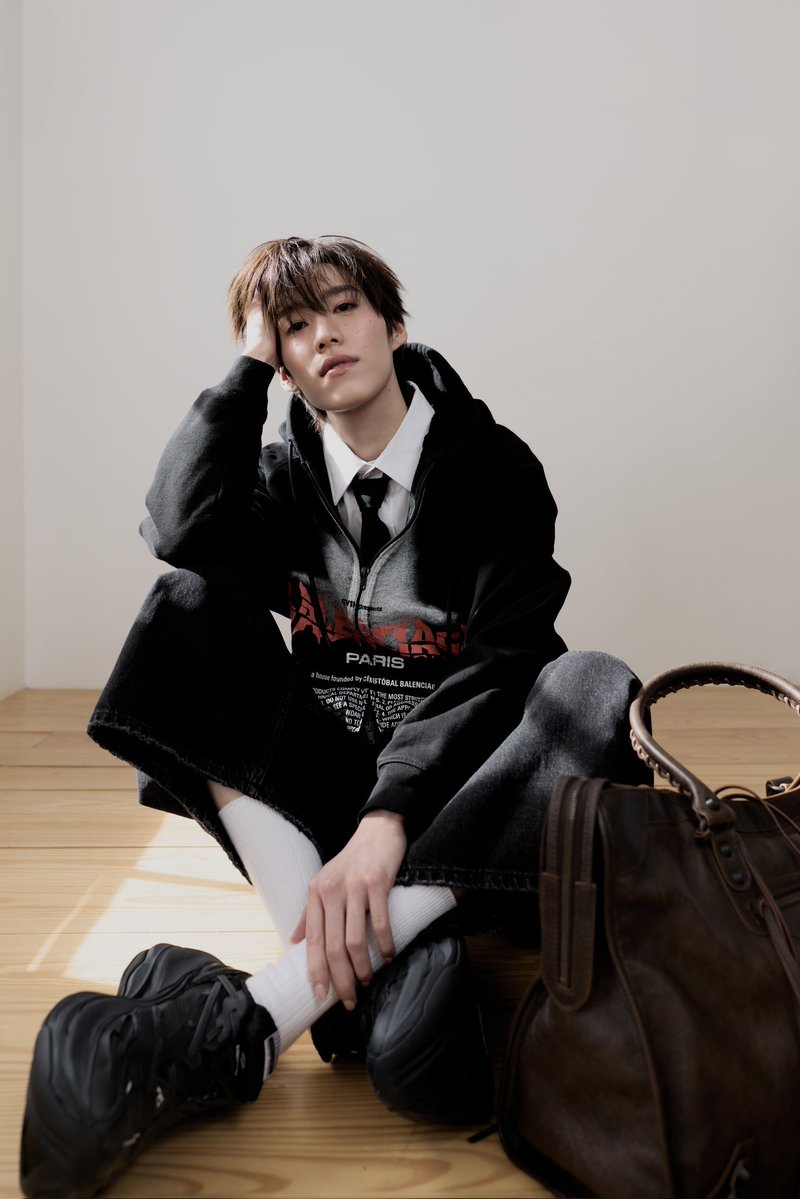 ParagonDepart's tweet photo. พีพี กฤษฏ์ อำนวยเดชกร (@pp.kritt) แบรนด์แอมบาสเดอร์คนสำคัญของ Balenciaga ในลุคจาก Balenciaga คอลเล็กชั่น Fall 2026 เตรียมบินลัดฟ้าสู่กรุงปารีสเพื่อเข้าร่วมแฟชั่นโชว์คอลเล็กชั่นกูตูร์ครั้งที่ 55 ของ Balenciaga 

พีพีสวมลุคที่ 11 จาก Balenciaga คอลเล็กชั่น Fall 2026 โดยพีพีสวมฮู้ดดี้มีซิปผ้าคอตตอนสีดำรุ่น "The Door" สวมทับเสื้อเชิ้ตทรงสลิมฟิตผ้าคอตตอนป๊อปลินสีขาว เนกไทผ้าวูลเทเลอริ่งสีดำ และกางเกงยีนส์ทรงโค้งสีดำผ้าคอตตอน แมตช์คู่กับกระเป๋าขนาดใหญ่รุ่น Le City ทำจากหนังแพะที่ผ่านการฟอกให้ดูเก่าโทนสีน้ำตาลและคาราเมล พร้อมฮาร์ดแวร์ทอง และสนีกเกอร์รุ่น Jet สีดำผ้าเมช

Balenciaga จะนำเสนอแฟชั่นโชว์คอลเล็กชั่นกูตูร์ครั้งที่ 55 ซึ่งเป็นคอลเล็กชั่นกูตูร์แรกของ Pierpaolo Piccioli สำหรับเมซง ที่กรุงปารีส ในวันที่ 8 กรกฎาคม เวลา 11:30 น. ตามเวลาท้องถิ่นปารีส หรือ เวลา 16.30 น. ตามเวลาประเทศไทย

สามารถติดตามรับชมแฟชั่นโชว์ผ่านทางช่องทางโซเชียลมีเดียและเว็บไซต์ของ @balenciaga 
#PPKRITEnRouteParis #balenciagaxppkrit #PFW
#PPKritt #Balenciaga #ParagonFashion #ParagonDepartmentStore #TheMallGroup
