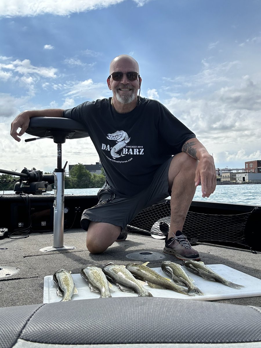 Rick5895's tweet photo. 10 days post surgery, felt great to get back on the river!!! #StClairRiver #walleye https://t.co/s9IMTA0M1t