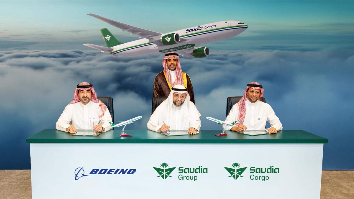 Aviationworld22's tweet photo. 🔹أولى طائرات B777-200F الجديدة ستنضم إلى أسطول السعودية للشحن قبل نهاية 2026، فيما يستمر تسليم بقية الطائرات خلال 2027، ضمن خطة لتوسيع الأسطول وزيادة القدرة التشغيلية لتلبية الطلب المتنامي على الشحن الجوي. ✈️📦 https://t.co/nItBuRuDQ0