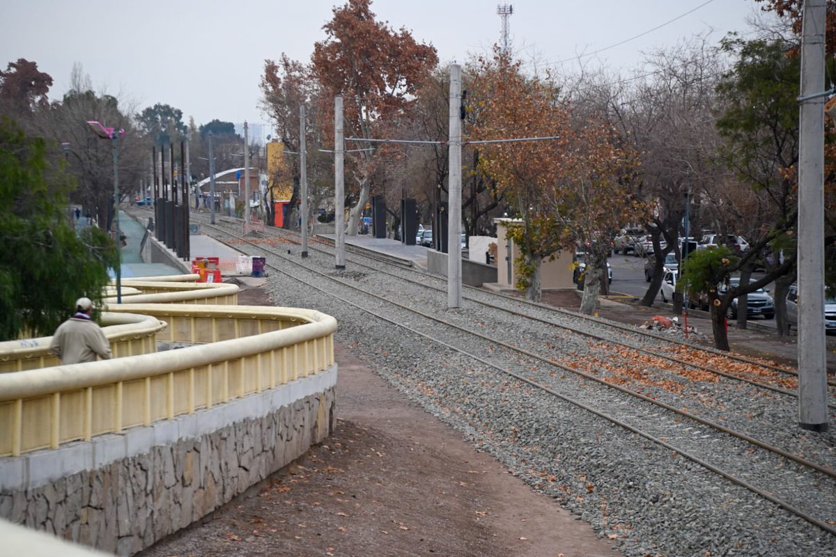 diegocostarelli's tweet photo. En octubre, el Metrotranvía llega al Parque Benegas. 🚆🚧

Caminamos la obra para mostrarte cómo avanza uno de los proyectos de transporte público más importantes de Argentina.

Con el modelo de gestión que caracteriza a Mendoza, seguimos demostrando que con planificación se pueden hacer obras de calidad que le devuelven tiempo a los vecinos. Menos tiempo de viaje, más calidad de vida. 🙌