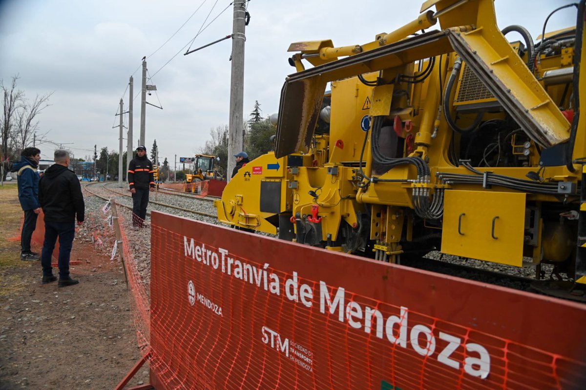 diegocostarelli's tweet photo. En octubre, el Metrotranvía llega al Parque Benegas. 🚆🚧

Caminamos la obra para mostrarte cómo avanza uno de los proyectos de transporte público más importantes de Argentina.

Con el modelo de gestión que caracteriza a Mendoza, seguimos demostrando que con planificación se pueden hacer obras de calidad que le devuelven tiempo a los vecinos. Menos tiempo de viaje, más calidad de vida. 🙌