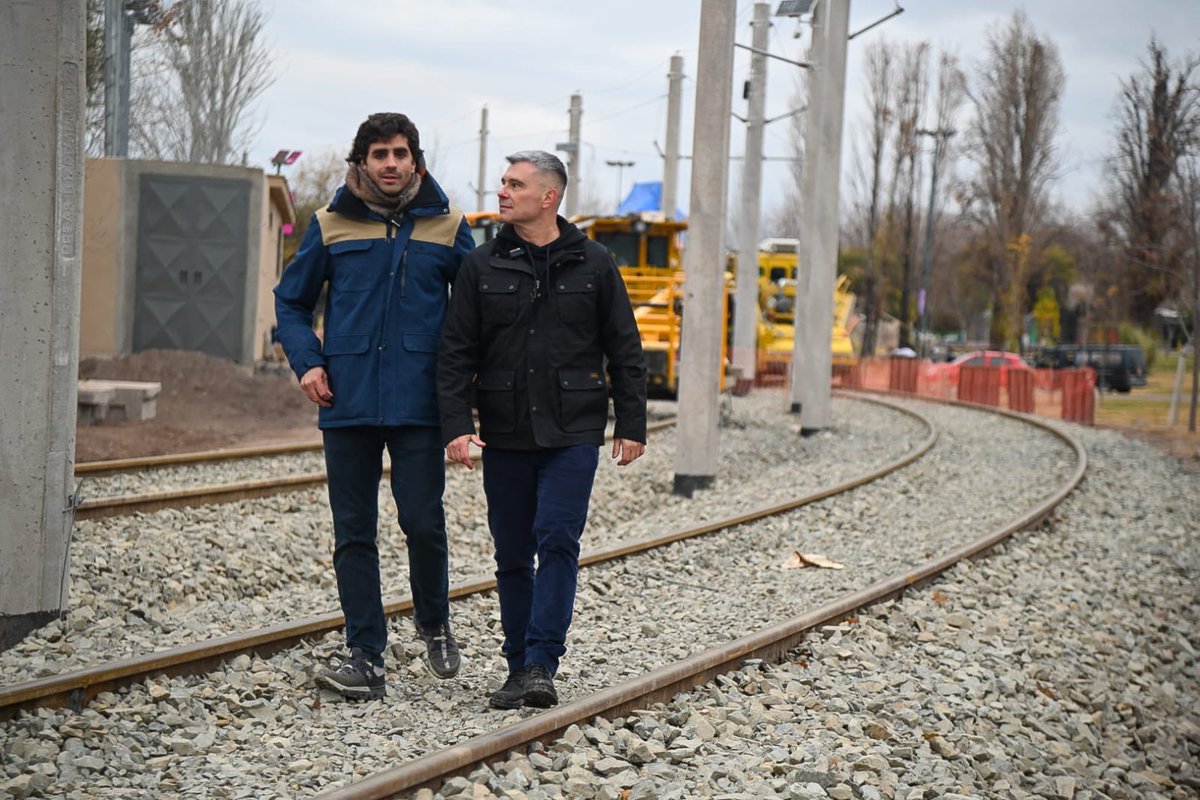diegocostarelli's tweet photo. En octubre, el Metrotranvía llega al Parque Benegas. 🚆🚧

Caminamos la obra para mostrarte cómo avanza uno de los proyectos de transporte público más importantes de Argentina.

Con el modelo de gestión que caracteriza a Mendoza, seguimos demostrando que con planificación se pueden hacer obras de calidad que le devuelven tiempo a los vecinos. Menos tiempo de viaje, más calidad de vida. 🙌
