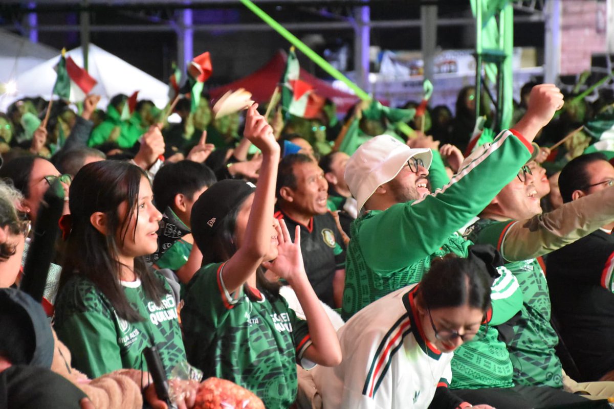 SEPICDMX's tweet photo. ⚽🇲🇽 El sueño mundialista llegó a su fin, pero la pasión se vivió hasta el último minuto.

Aunque el marcador no favoreció al Tricolor, la pasión por el fútbol y el apoyo de la afición se hicieron sentir en cada momento. Gracias a todas y todos por esta experiencia. https://t.co/iiH0b7Jn6K