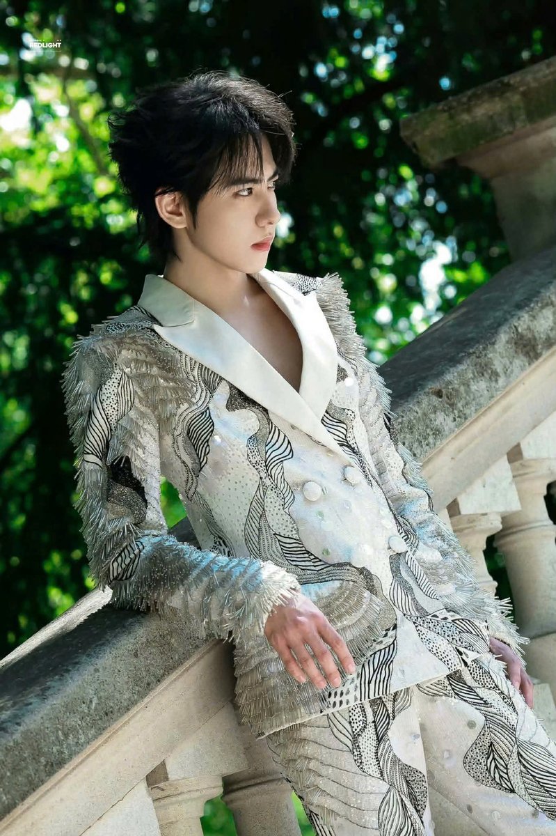 duong79224's tweet photo. He looks undeniably stunning, proving once again that Liu Xuan Cheng and Rahul Mishra are a match made in high fashion heaven.

#LiuXuanChengPFW
#LiuXuanChengHCW27
#LiuXuanChengxRahulMishra https://t.co/LDS43vxDDs