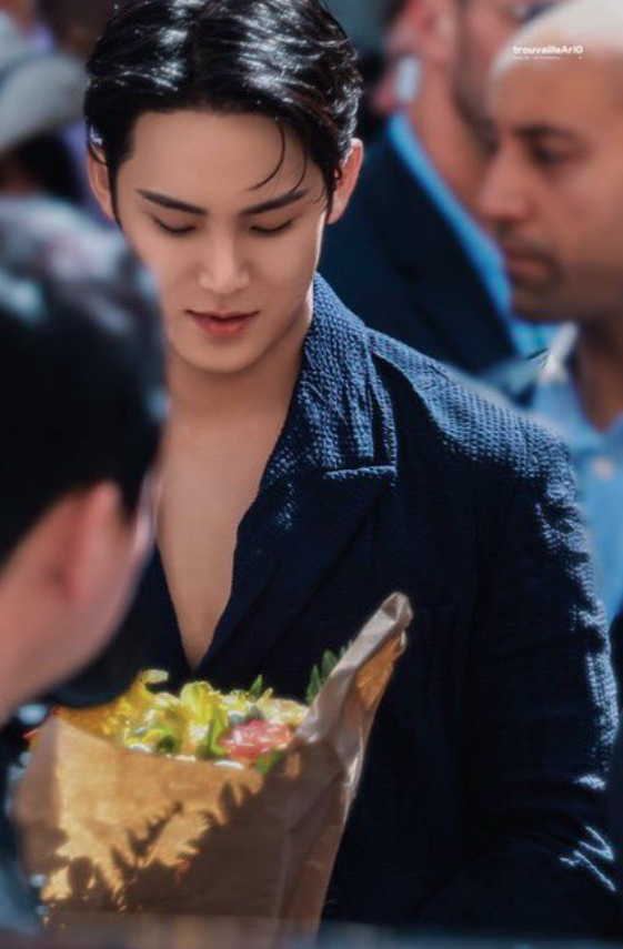 AboutMusicYT's tweet photo. Mingyu looks dashing at the Dior Haute Couture today. https://t.co/6ErYjHSFdl