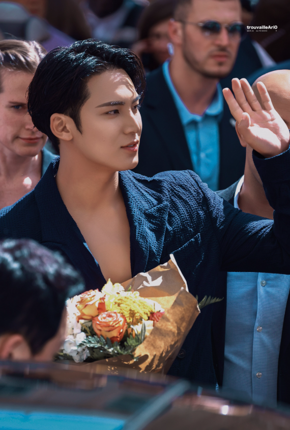 AboutMusicYT's tweet photo. Mingyu looks dashing at the Dior Haute Couture today. https://t.co/6ErYjHSFdl