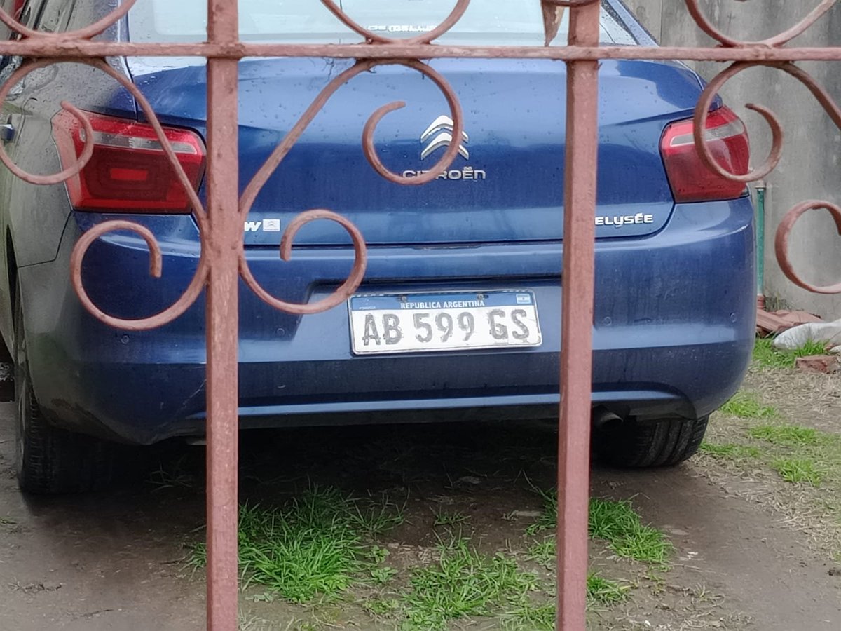 ElTioJuliook's tweet photo. Este es el auto que me dejo tirado tras el accidente con Fractura de Húmero, Luxación de Codo y rotura de ligamentos en el brazo y un esguince del tobillo. Esto fue el Jueves en Laferrere. El chofer claramente se dió cuenta y decidió ignorarme https://t.co/CcFNC5DYBV