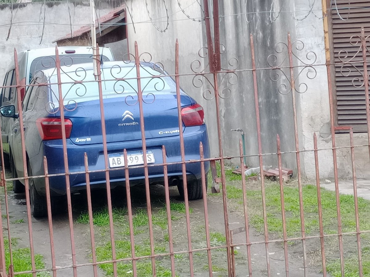 ElTioJuliook's tweet photo. Este es el auto que me dejo tirado tras el accidente con Fractura de Húmero, Luxación de Codo y rotura de ligamentos en el brazo y un esguince del tobillo. Esto fue el Jueves en Laferrere. El chofer claramente se dió cuenta y decidió ignorarme https://t.co/CcFNC5DYBV