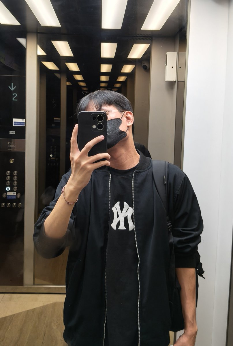 fckthestarss's tweet photo. Hi aku Mixxiw, 170/53, 92 line yg kadang masih dikira gen z. Chindo Makassar yg skg domisili di BSD ✌🏻

Wbu? https://t.co/cDpCumyxRK