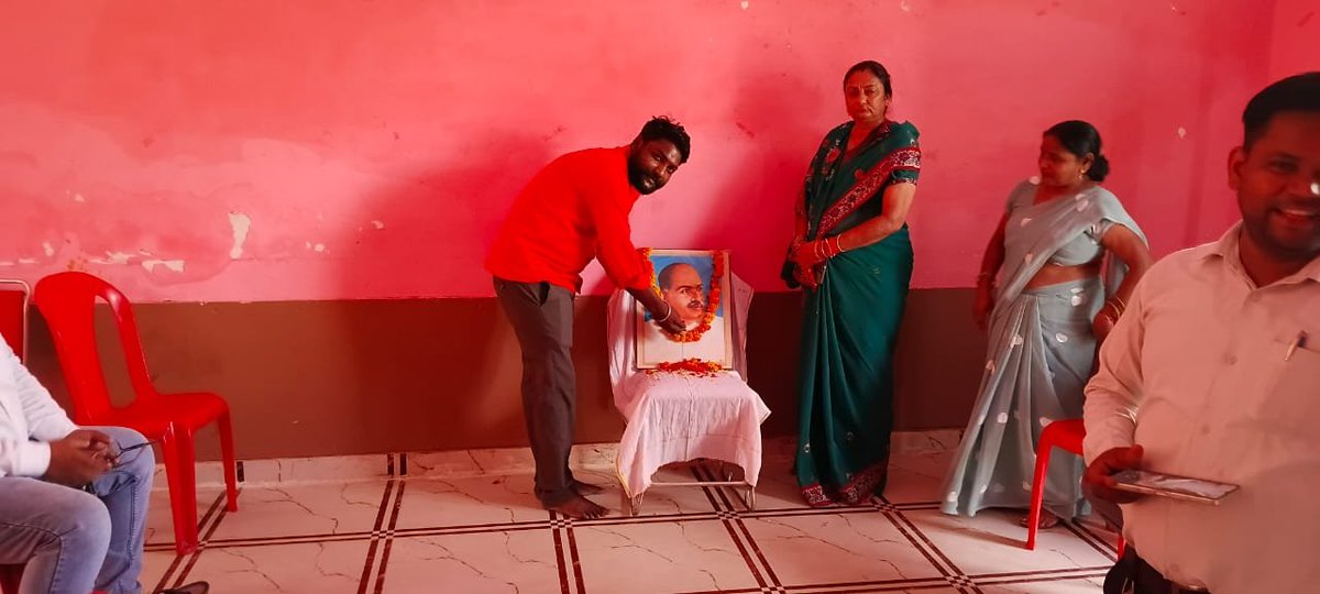 pathere_v's tweet photo. आज विधानसभा हाथरस के मीतई मंडल में भारतीय जनसंघ के संस्थापक श्रद्धेय डॉ. श्यामा प्रसाद मुखर्जी जी की जयंती के अवसर पर उनके चित्र पर पुष्प अर्पित कर भावपूर्ण श्रद्धांजलि एवं विनम्र नमन किया 🙏

वंदे मातरम्।
भारत माता की जय। https://t.co/jHgb9icJXK