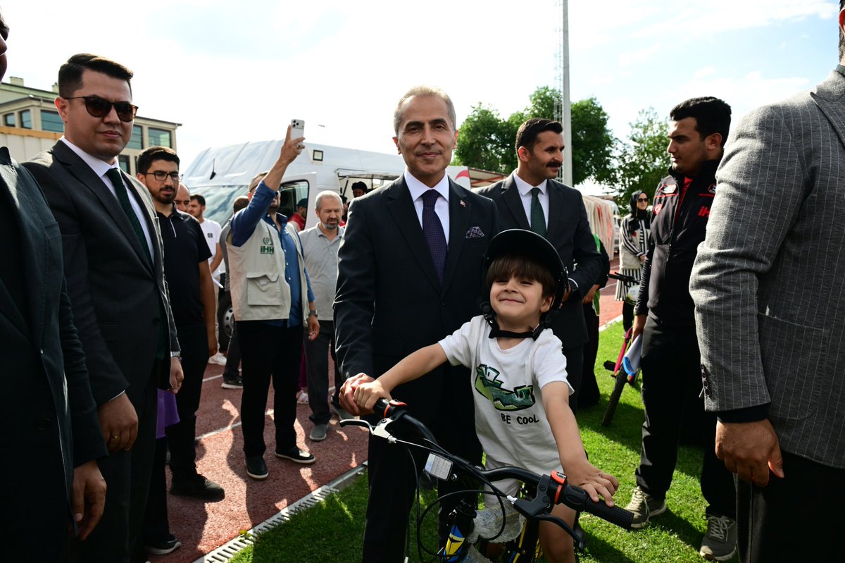 nevsehirvalilik's tweet photo. Valimiz Sayın @valihuseyinkok, Valiliğimiz himayelerinde, Gençlik ve Spor İl Müdürlüğü koordinasyonunda Gazi Stadyumunda düzenlenen Bisiklet Şenliği programına katıldı.

Sağlıklı yaşam bilincinin yaygınlaştırılması, çevre dostu ulaşımın teşvik edilmesi ve spor kültürünün geliştirilmesi amacıyla düzenlenen programa; AK Parti Nevşehir Milletvekili Sayın Emre Çalışkan, MHP Grup Başkan Vekili ve Nevşehir Milletvekili Sayın Prof. Dr. Filiz Kılıç, Nevşehir Belediye Başkan Vekili Sayın Murat Pastutmaz, İl Genel Meclis Başkanı Sayın Serkan Naci Feralan, AK Parti İl Başkanı Sayın Muhammed Feyzi Aygün, MHP İl Başkanı Sayın Adnan Doğu, il protokolü, sivil toplum kuruluşlarının temsilcileri ve çok sayıda vatandaş katıldı.

Programda konuşan Valimiz Sayın Hüseyin Kök, Nevşehir'in sahip olduğu tarihî ve doğal zenginliklerin böylesine anlamlı etkinliklere ev sahipliği yapmasının önemine dikkat çekerek, bisikletin yalnızca bir ulaşım aracı veya spor faaliyeti olmadığını; aynı zamanda sağlıklı yaşamın, çevreye duyarlılığın, disiplinin ve sürdürülebilir bir geleceğin simgelerinden biri olduğunu ifade etti.

Her pedalın daha temiz bir çevreye, daha sağlıklı bireylere ve daha güçlü bir topluma katkı sunduğunu belirten Valimiz Sayın Hüseyin Kök, düzenlenen etkinliğin taşıdığı mesajın büyük önem arz ettiğini vurguladı.

Konuşmasında çocukların ve gençlerin spora yönlendirilmesinin önemine de değinen Valimiz Sayın Hüseyin Kök, teknolojinin ve hareketsiz yaşamın olumsuz etkilerinden uzak, aktif bir yaşam tarzını benimseyen; üreten, araştıran, millî ve manevi değerlerine bağlı bir gençliğin ülkemizin geleceğinin en önemli teminatı olduğunu ifade etti.

Valimiz Sayın Hüseyin Kök, etkinliğin düzenlenmesinde emeği geçen İHH Nevşehir İnsani Yardım Derneğine, Türk Kızılayına, Yeşilaya, Gençlik ve Spor İl Müdürlüğüne, katkı sunan tüm kurum ve kuruluşlara, sivil toplum temsilcilerine ve programa katılan vatandaşlara teşekkür ederek, çevrilen her pedalın sağlıklı bir yaşamın, çevreye duyarlı bir toplumun ve birlik içerisinde inşa edilecek güçlü yarınların habercisi olmasını temenni etti.

Program, halk oyunları ve bisiklet gösterisinin ardından gerçekleştirilen bisiklet dağıtım töreniyle sona erdi.

📍 Gazi Stadyumu