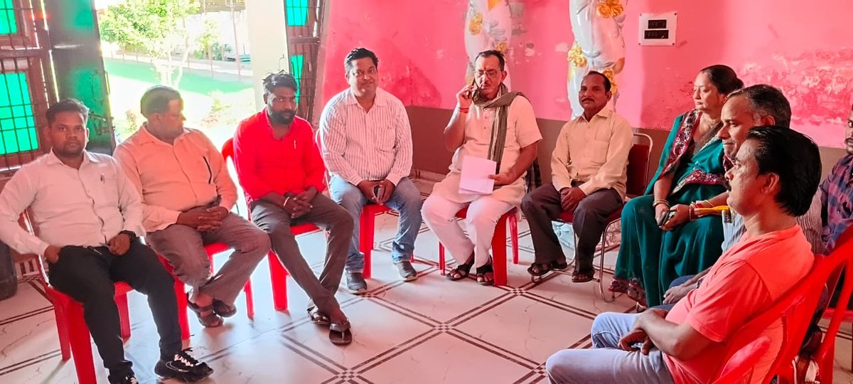 pathere_v's tweet photo. आज विधानसभा हाथरस के मीतई मंडल में भारतीय जनसंघ के संस्थापक श्रद्धेय डॉ. श्यामा प्रसाद मुखर्जी जी की जयंती के अवसर पर उनके चित्र पर पुष्प अर्पित कर भावपूर्ण श्रद्धांजलि एवं विनम्र नमन किया 🙏

वंदे मातरम्।
भारत माता की जय। https://t.co/jHgb9icJXK