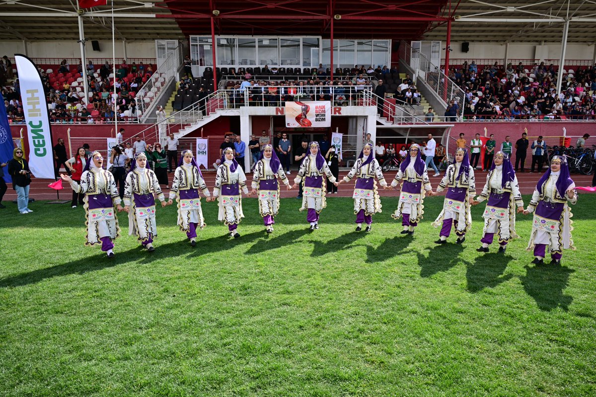 nevsehirvalilik's tweet photo. Valimiz Sayın @valihuseyinkok, Valiliğimiz himayelerinde, Gençlik ve Spor İl Müdürlüğü koordinasyonunda Gazi Stadyumunda düzenlenen Bisiklet Şenliği programına katıldı.

Sağlıklı yaşam bilincinin yaygınlaştırılması, çevre dostu ulaşımın teşvik edilmesi ve spor kültürünün geliştirilmesi amacıyla düzenlenen programa; AK Parti Nevşehir Milletvekili Sayın Emre Çalışkan, MHP Grup Başkan Vekili ve Nevşehir Milletvekili Sayın Prof. Dr. Filiz Kılıç, Nevşehir Belediye Başkan Vekili Sayın Murat Pastutmaz, İl Genel Meclis Başkanı Sayın Serkan Naci Feralan, AK Parti İl Başkanı Sayın Muhammed Feyzi Aygün, MHP İl Başkanı Sayın Adnan Doğu, il protokolü, sivil toplum kuruluşlarının temsilcileri ve çok sayıda vatandaş katıldı.

Programda konuşan Valimiz Sayın Hüseyin Kök, Nevşehir'in sahip olduğu tarihî ve doğal zenginliklerin böylesine anlamlı etkinliklere ev sahipliği yapmasının önemine dikkat çekerek, bisikletin yalnızca bir ulaşım aracı veya spor faaliyeti olmadığını; aynı zamanda sağlıklı yaşamın, çevreye duyarlılığın, disiplinin ve sürdürülebilir bir geleceğin simgelerinden biri olduğunu ifade etti.

Her pedalın daha temiz bir çevreye, daha sağlıklı bireylere ve daha güçlü bir topluma katkı sunduğunu belirten Valimiz Sayın Hüseyin Kök, düzenlenen etkinliğin taşıdığı mesajın büyük önem arz ettiğini vurguladı.

Konuşmasında çocukların ve gençlerin spora yönlendirilmesinin önemine de değinen Valimiz Sayın Hüseyin Kök, teknolojinin ve hareketsiz yaşamın olumsuz etkilerinden uzak, aktif bir yaşam tarzını benimseyen; üreten, araştıran, millî ve manevi değerlerine bağlı bir gençliğin ülkemizin geleceğinin en önemli teminatı olduğunu ifade etti.

Valimiz Sayın Hüseyin Kök, etkinliğin düzenlenmesinde emeği geçen İHH Nevşehir İnsani Yardım Derneğine, Türk Kızılayına, Yeşilaya, Gençlik ve Spor İl Müdürlüğüne, katkı sunan tüm kurum ve kuruluşlara, sivil toplum temsilcilerine ve programa katılan vatandaşlara teşekkür ederek, çevrilen her pedalın sağlıklı bir yaşamın, çevreye duyarlı bir toplumun ve birlik içerisinde inşa edilecek güçlü yarınların habercisi olmasını temenni etti.

Program, halk oyunları ve bisiklet gösterisinin ardından gerçekleştirilen bisiklet dağıtım töreniyle sona erdi.

📍 Gazi Stadyumu