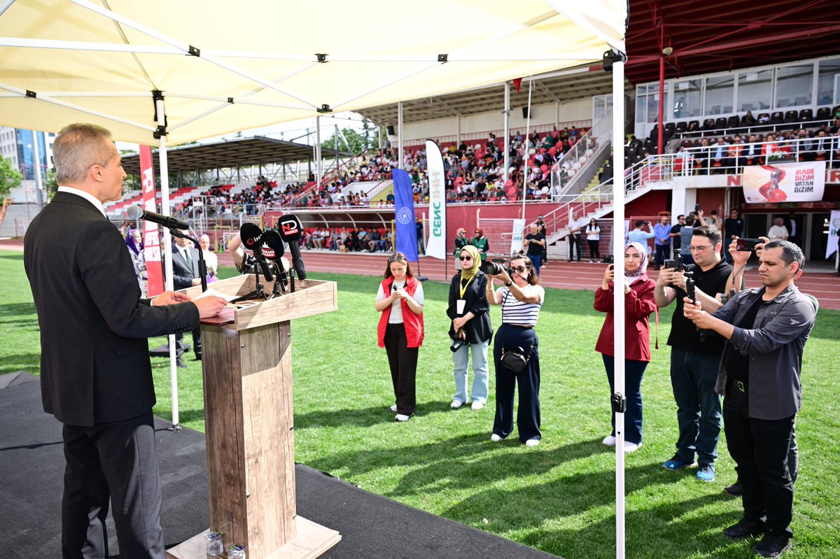 nevsehirvalilik's tweet photo. Valimiz Sayın @valihuseyinkok, Valiliğimiz himayelerinde, Gençlik ve Spor İl Müdürlüğü koordinasyonunda Gazi Stadyumunda düzenlenen Bisiklet Şenliği programına katıldı.

Sağlıklı yaşam bilincinin yaygınlaştırılması, çevre dostu ulaşımın teşvik edilmesi ve spor kültürünün geliştirilmesi amacıyla düzenlenen programa; AK Parti Nevşehir Milletvekili Sayın Emre Çalışkan, MHP Grup Başkan Vekili ve Nevşehir Milletvekili Sayın Prof. Dr. Filiz Kılıç, Nevşehir Belediye Başkan Vekili Sayın Murat Pastutmaz, İl Genel Meclis Başkanı Sayın Serkan Naci Feralan, AK Parti İl Başkanı Sayın Muhammed Feyzi Aygün, MHP İl Başkanı Sayın Adnan Doğu, il protokolü, sivil toplum kuruluşlarının temsilcileri ve çok sayıda vatandaş katıldı.

Programda konuşan Valimiz Sayın Hüseyin Kök, Nevşehir'in sahip olduğu tarihî ve doğal zenginliklerin böylesine anlamlı etkinliklere ev sahipliği yapmasının önemine dikkat çekerek, bisikletin yalnızca bir ulaşım aracı veya spor faaliyeti olmadığını; aynı zamanda sağlıklı yaşamın, çevreye duyarlılığın, disiplinin ve sürdürülebilir bir geleceğin simgelerinden biri olduğunu ifade etti.

Her pedalın daha temiz bir çevreye, daha sağlıklı bireylere ve daha güçlü bir topluma katkı sunduğunu belirten Valimiz Sayın Hüseyin Kök, düzenlenen etkinliğin taşıdığı mesajın büyük önem arz ettiğini vurguladı.

Konuşmasında çocukların ve gençlerin spora yönlendirilmesinin önemine de değinen Valimiz Sayın Hüseyin Kök, teknolojinin ve hareketsiz yaşamın olumsuz etkilerinden uzak, aktif bir yaşam tarzını benimseyen; üreten, araştıran, millî ve manevi değerlerine bağlı bir gençliğin ülkemizin geleceğinin en önemli teminatı olduğunu ifade etti.

Valimiz Sayın Hüseyin Kök, etkinliğin düzenlenmesinde emeği geçen İHH Nevşehir İnsani Yardım Derneğine, Türk Kızılayına, Yeşilaya, Gençlik ve Spor İl Müdürlüğüne, katkı sunan tüm kurum ve kuruluşlara, sivil toplum temsilcilerine ve programa katılan vatandaşlara teşekkür ederek, çevrilen her pedalın sağlıklı bir yaşamın, çevreye duyarlı bir toplumun ve birlik içerisinde inşa edilecek güçlü yarınların habercisi olmasını temenni etti.

Program, halk oyunları ve bisiklet gösterisinin ardından gerçekleştirilen bisiklet dağıtım töreniyle sona erdi.

📍 Gazi Stadyumu