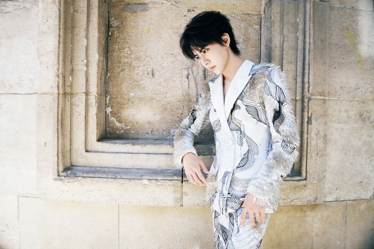 Thetwoofus74037's tweet photo. Liu Xuan Cheng personifies the sophisticated grandeur inherent in the Rahul Mishra collection.

#LiuXuanChengPFW
#LiuXuanChengHCW27
#LiuXuanChengxRahulMishra https://t.co/unXfhqLOFW