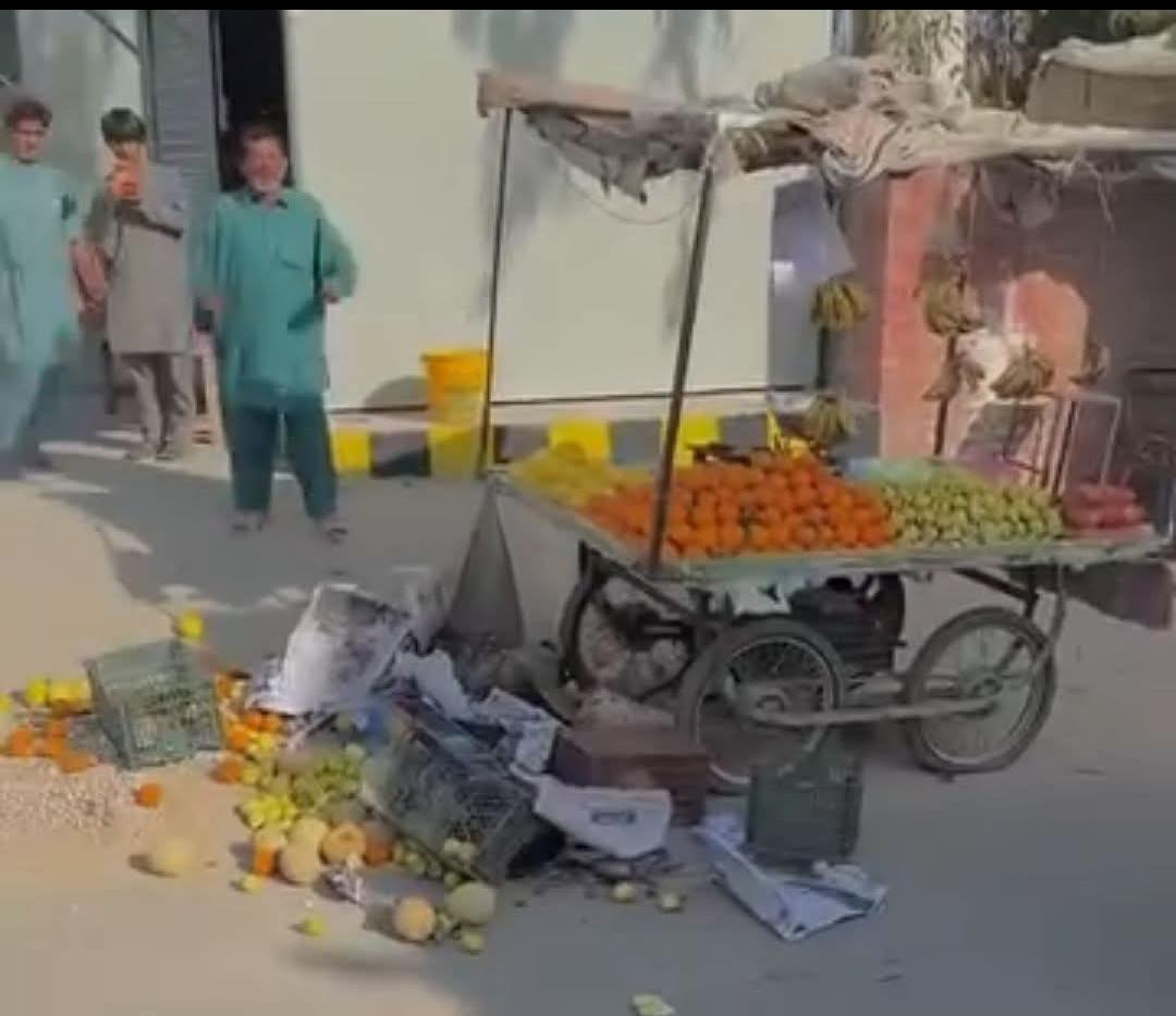 irumrae's tweet photo. ایک دوست نے میسیج کیا کہ ایک غریب نوجوان ہے۔ اس کے پاس روزگار نہیں ہے۔
ایک ریڑھی اور کچھ پھل لے کر دینے ہیں۔
 کچھ امداد کر دیں تاکہ اس کے روزگار کا سلسلہ شروع ہوسکے۔

میں نے اسے جواب دیا کہ غریب پہ یہ ظلم کبھی بھی نہ کرنا۔
پنجاب میں کسی غریب کو حلال روزی کمانے کیلیے ریڑھی لے کر دینا، اس غریب سے کوئی سنگین جرم کروا کر اسے قانون کے آہنی شکنجے میں جکڑنے کے مترادف ہے۔

آپ اس غریب کو ایک دن ریڑھی اور پھل لے کر دو گے۔ اگلے دن اس کی ریڑھی میونسپل کمیٹی والے اٹھا کر لے جائیں گے۔
وہ اگلے دن پھر آپ کے پاس ریڑھی چھڑوانے کیلیے پیسے مانگنے کیلیے آجائے گا۔

وہ پھر ریڑھی لگائے گا تو اسے ریڑھی پہ رکھے پھلوں سمیت پیرا فورس والے اٹھا کر لے جائیں گے اور جا کر تھانے میں بند کروا دیں گے۔
پھر آپ خدا ترسی کے نام پر کورٹ کچہریوں میں اس کی ضمانتیں کرواتے پھرو گے۔

بہتر ہے کہ اسے بھیک مانگنا سکھاو۔
کیونکہ اب پنجاب میں رزق حلال کمانا تو قتل کرنے کے مترادف جرم بن گیا ہے۔

۔وقاص الحق کی وال سے