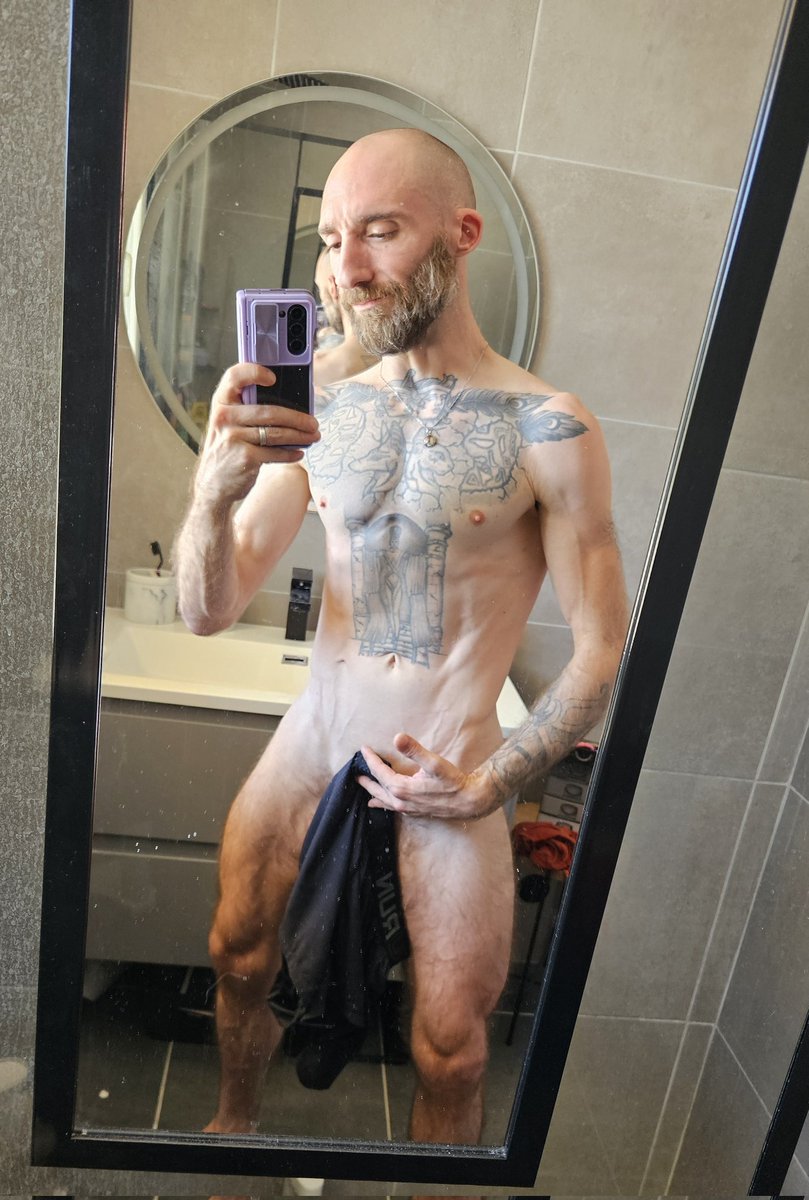 newnikox's tweet photo. After shower 🤗🤗🤗 https://t.co/atvMKSbU86