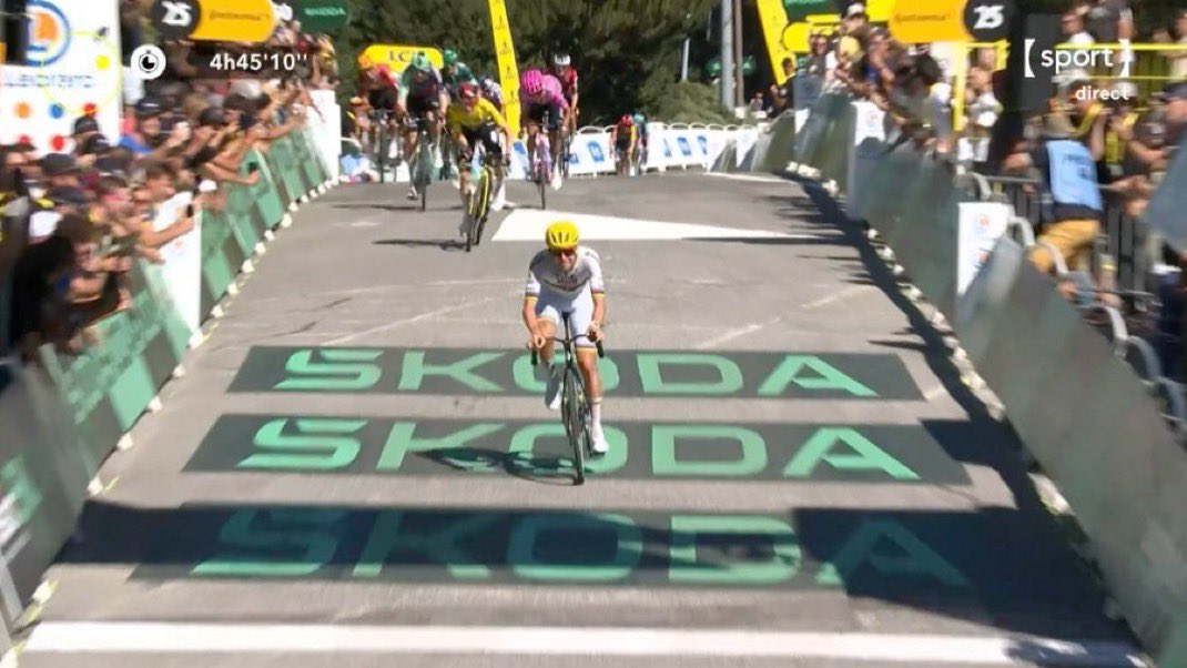 Copedaleando's tweet photo. 💥 🇫🇷 3ª etapa del #TdF2026 

💨 ¡¡Tadej Pogacar saca su versión ambiciosa y gana su primera etapa en este Tour por delante de Vingegaard!! 

💛 Pogacar es el nuevo líder igualado a tiempo con Vingegaard

🇪🇸 Ayuso cede 4”

#TourEnCOPE https://t.co/5y5iX1pxmd