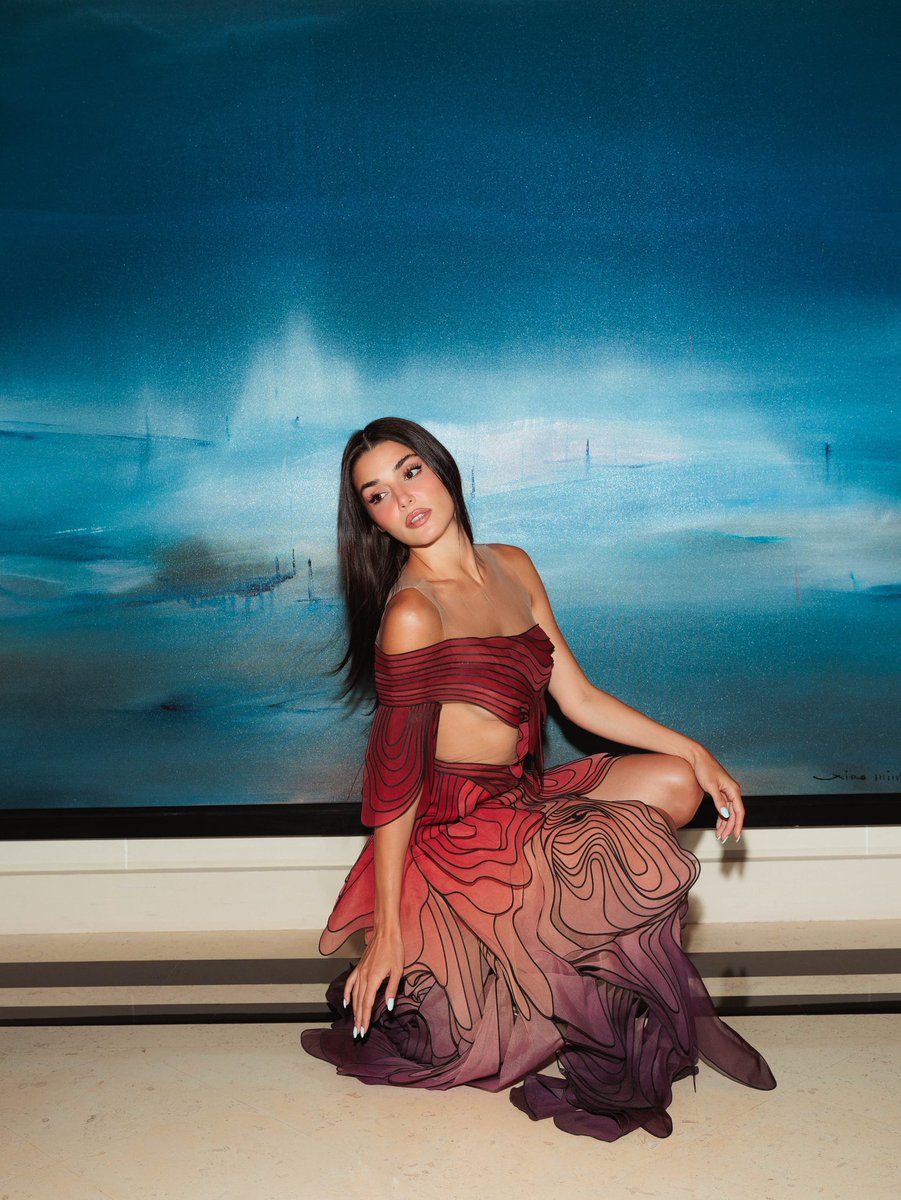 eterna16_'s tweet photo. SHE LOOKS ABSOLUTELY GORGEOUS. 

#IrisvanHerpen #HauteCouture #FW26 #HauteCoutureWeek #ParisCoutureWeek #HandeErçel https://t.co/axarU75yz9