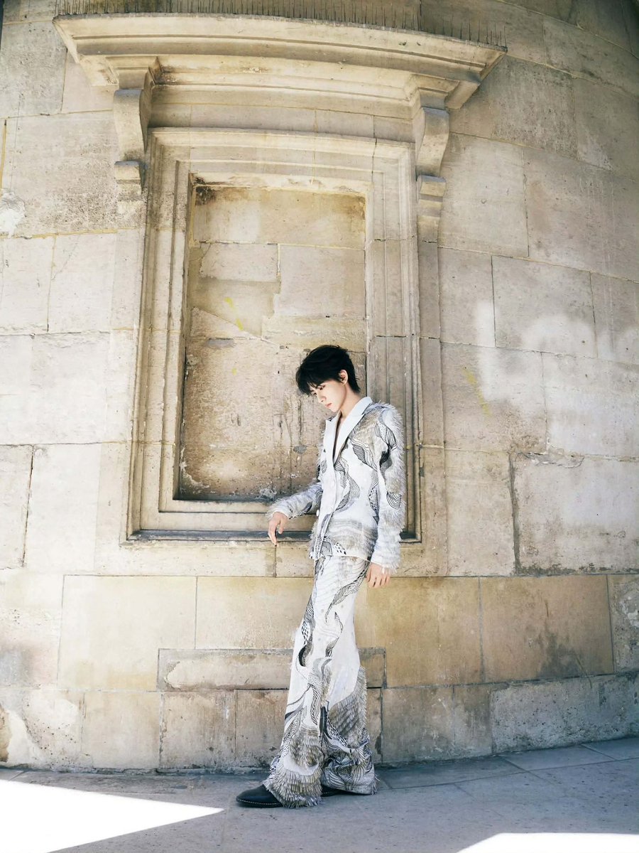 ongnitoet's tweet photo. As the golden spectacle of haute couture unfolded, Liu Xuancheng was invited to attend Rahul Mishra’s presentation during Paris Haute Couture Week.
#LiuXuanChengPFW #LiuXuanChengHCW27 #LiuXuanChengxRahulMishra https://t.co/vMmPLAtOlw