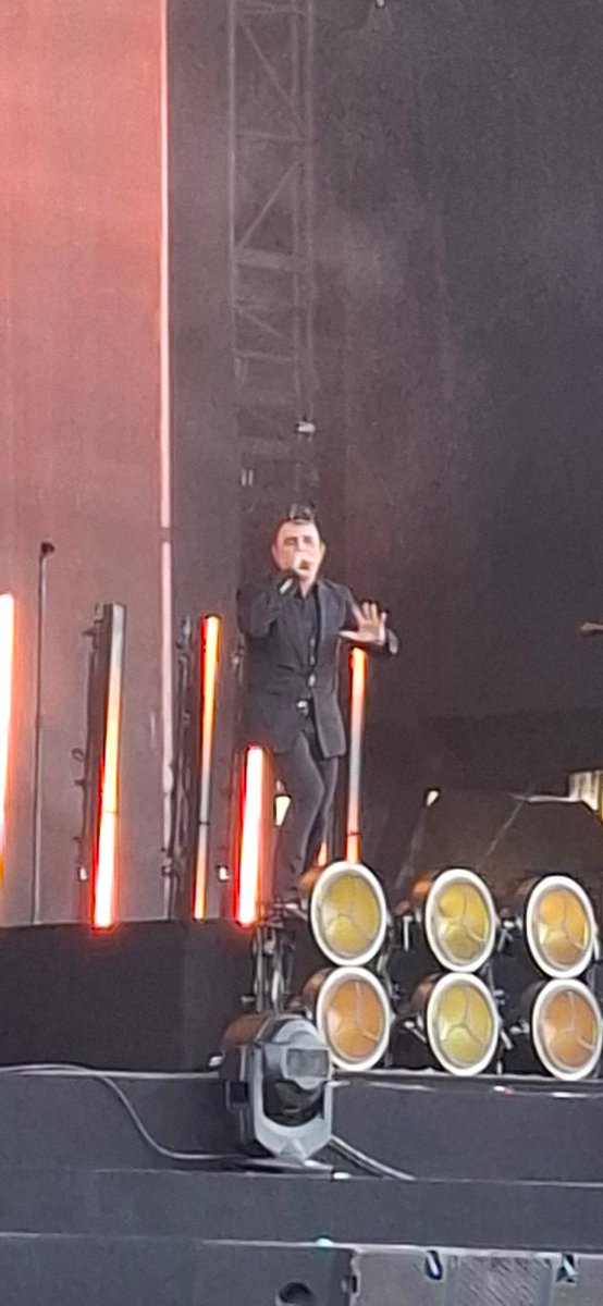 paulvangorp's tweet photo. A Perfect Circle @ Rock Werchter op zondag: strakke sound in strak pak https://t.co/dtDbL6eEIA