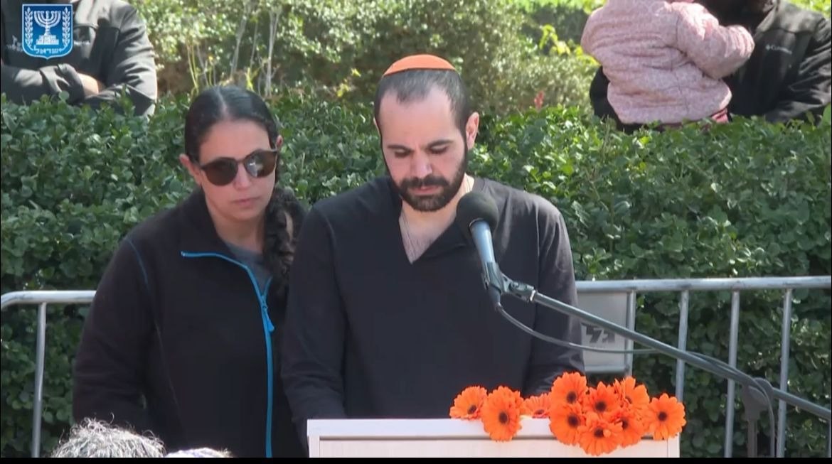DavidG54485524's tweet photo. 🇮🇱💔💔💔
Ce souvenir a jamais oublier 

💔Yarden Bibas, un survivant de la captivité, rend hommage à sa femme Shiri Bibas, assassinée pendant sa captivité au Hamas : https://t.co/yZivz1Ibyh
