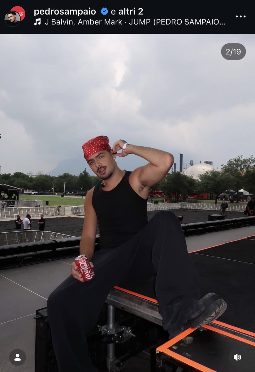 brunomrni's tweet photo. vcs não acham suspeito em todo carrossel ter pelo menos uma foto do pedro sampaio mostrando o suvaco???? 👀

ele não é inocente https://t.co/AufwJJN0g2