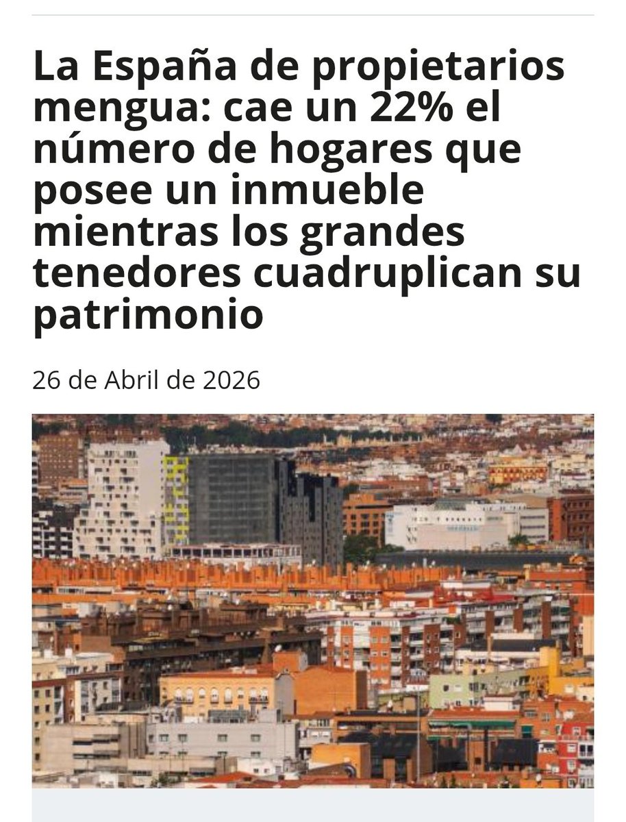 alejperez_'s tweet photo. Es una gran estafa ideológica que te hablen de "transferencia generacional" con el tema de los alquileres. Como si el plan fuera que todos los españoles de +65 tuvieran una casa para ellos y otra en alquiler. 

Como si te dieran una casa a los 65 años.  Tener 65 años, hoy solo te da acceso al derecho de jubilarte, nada más. Derecho que también nos quieren quitar los que hablan de la brecha generacional.

La tendencia es que cada vez hay más grandes propietarios porque cada vez menos gente tiene 1 casa en propiedad.

El proceso estructural es este, pero no puede hacerse en 5 o 10 años, es un proyecto a 40 años vista. Va viento en popa 👇