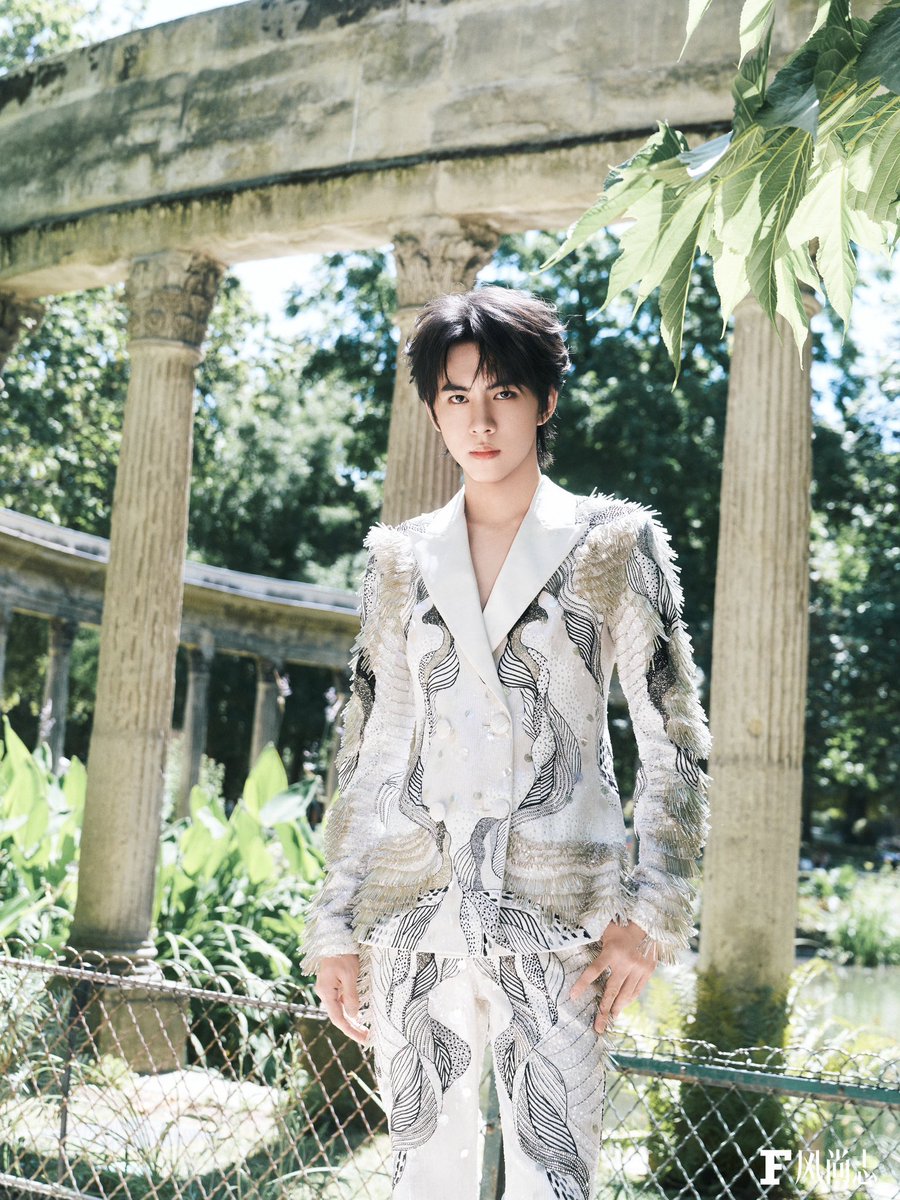 ngrace96's tweet photo. LiuXuanCheng embodied sophisticated glamour during Paris Haute Couture Week, effortlessly merging sparkling aesthetics, bold innovation, and exceptional artistic craftsmanship together beautifully.

#LiuXuanChengPFW
#LiuXuanChengHCW27
#LiuXuanChengxRahulMishra https://t.co/8US8tfPRf0