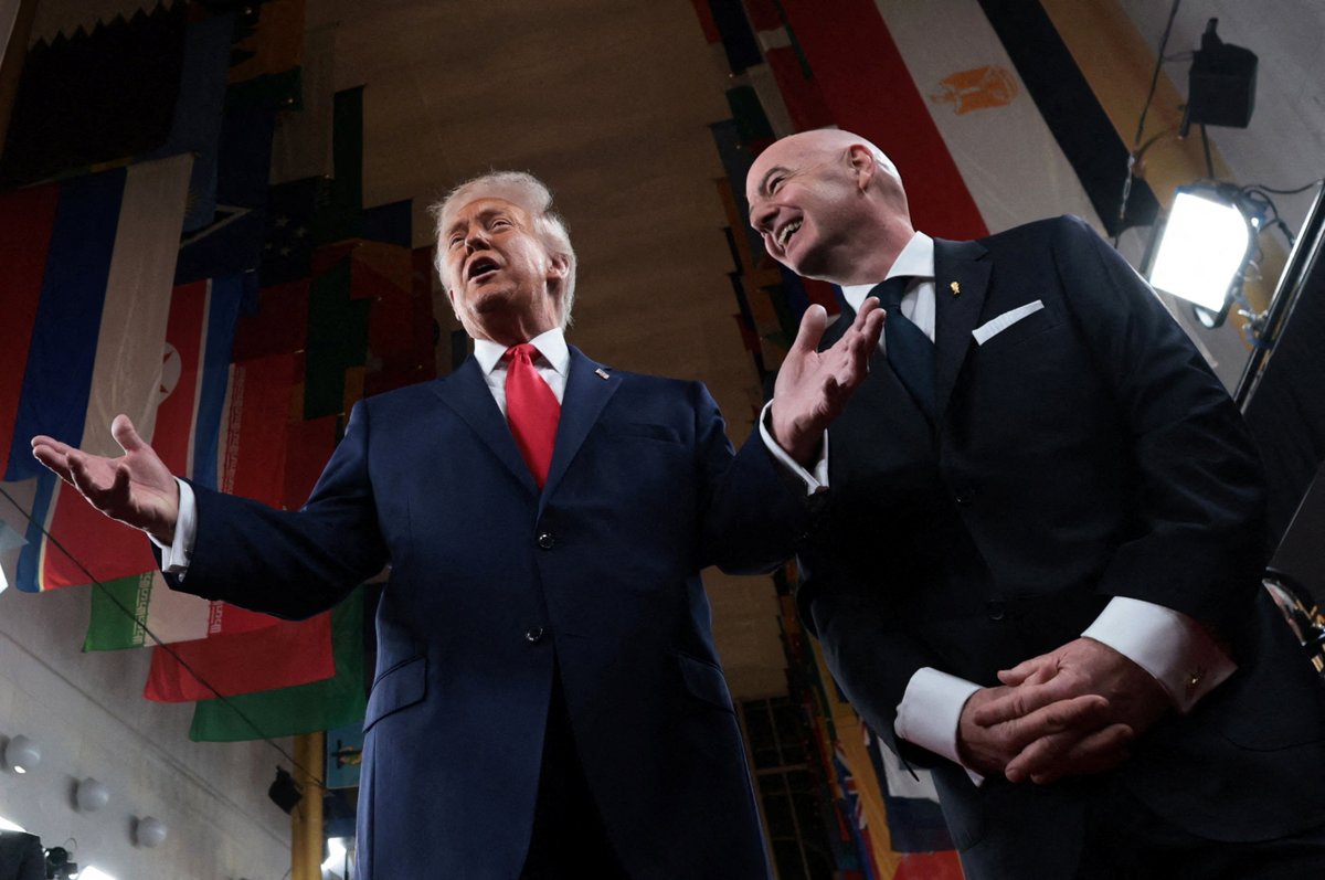 demarkesports's tweet photo. Donald Trump: "En iyi oyuncuların hepsi sahada olmalı, onları öylece sahadan alamazsınız. İnsanlar maçları onlar için izlemek ister. Messi, Ronaldo veya Kane... Bu oyunculara 'Birine çarptın, seni oyundan alacağız.' diyemezsiniz. Onları maçtan atsaydınız, bence bu inanılmaz şampiyonaya gerçekten gölge düşürmüş olurdunuz. Bu yüzden Balogun da sahada olmalı. Belçika'nın da harika bir takımı var. Aynı şekilde onların da en iyi oyuncuları sahada olmalı."