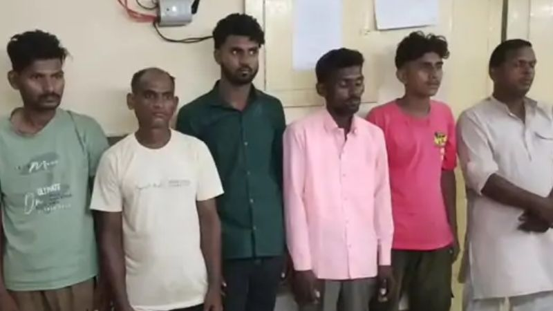 OpIndia_in's tweet photo. उत्तर प्रदेश के मुजफ्फरनगर में ईसाई धर्मांतरण रैकेट का खुलासा। यहाँ ‘क्रिप्टो क्रिश्चियन‘ राशिद और उसके साथी टेंट लगाकर प्रार्थना सभा में हिंदुओं का धर्म परिवर्तन करवा रहे थे। लोगों को ₹50 से ₹60 हजार का लालच देकर ईसाई बनाया जा रहा था।

https://t.co/2EFRR4Z0RO https://t.co/XvKQzM6jNC