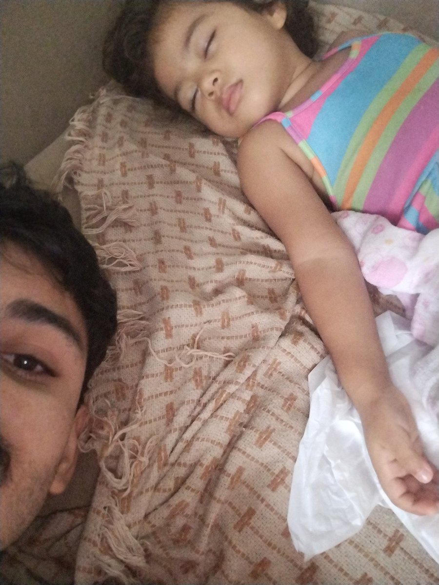 erickbritto6's tweet photo. Amo essa princesinha, o abraço dela cura MT coisa e ela nem sabe..
Espero que ao crescer me veja com os mesmos olhos..
Espero que não me trate mal e continue gostando do seu irmão❤️ https://t.co/hXynglTy3u