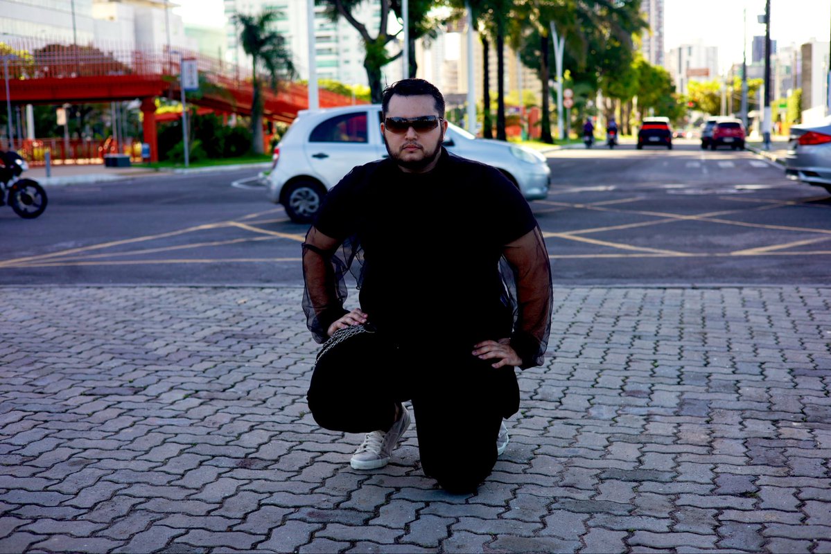 LeohTozzi's tweet photo. VÍCIO // NOVO EP // 4 DIAS // PRE SAVE 🔥 https://t.co/7JOOFWdbdJ