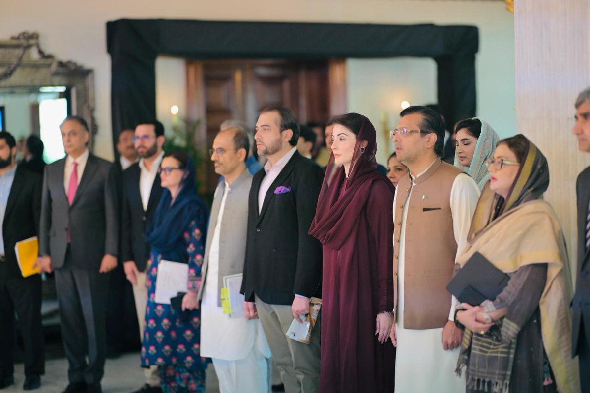 SMAshiqHussain's tweet photo. وزیر اعلی مریم نوازشریف کی زیرِ قیادت پنجاب حکومت نے "اپنا کھیت اپنا روزگار"  سکیم کی کمپیوٹرائزڈ بیلٹنگ کے ذریعے 30000 بے زمین و مستحق خاندانوں (بشمول 20% خواتین) کو پنجاب بھر میں 1 لاکھ 21 ہزار ایکڑ قابلِ کاشت سرکاری زمین محض 100 روپے سالانہ فی ایکڑ کی علامتی لیز پر اگلے 20 سال کے لیے مالکانہ حقوق کے ساتھ الاٹ کر دی ہے۔ 100% میرٹ پر مبنی اس تاریخی و شفاف منصوبے کے تحت نادار کسانوں کو نہ صرف زمین کے حقوق اور ایگریکلچر ایکسٹینشن کی جانب سے ٹیکنیکل سپورٹ ملے گی، بلکہ اراضی کی تیاری کے لیے پہلی بار 50 ہزار روپے فی ایکڑ (مجموعی طور پر فی کس 2 لاکھ روپے تک) کی مالی امداد بھی فراہم کی جا رہی ہے تاکہ صوبے کا غریب ترین طبقہ مالی طور پر خود مختار ہو عزتِ نفس بحال ہو اور زرعی پیداوار میں اضافہ ممکن ہو سکے۔