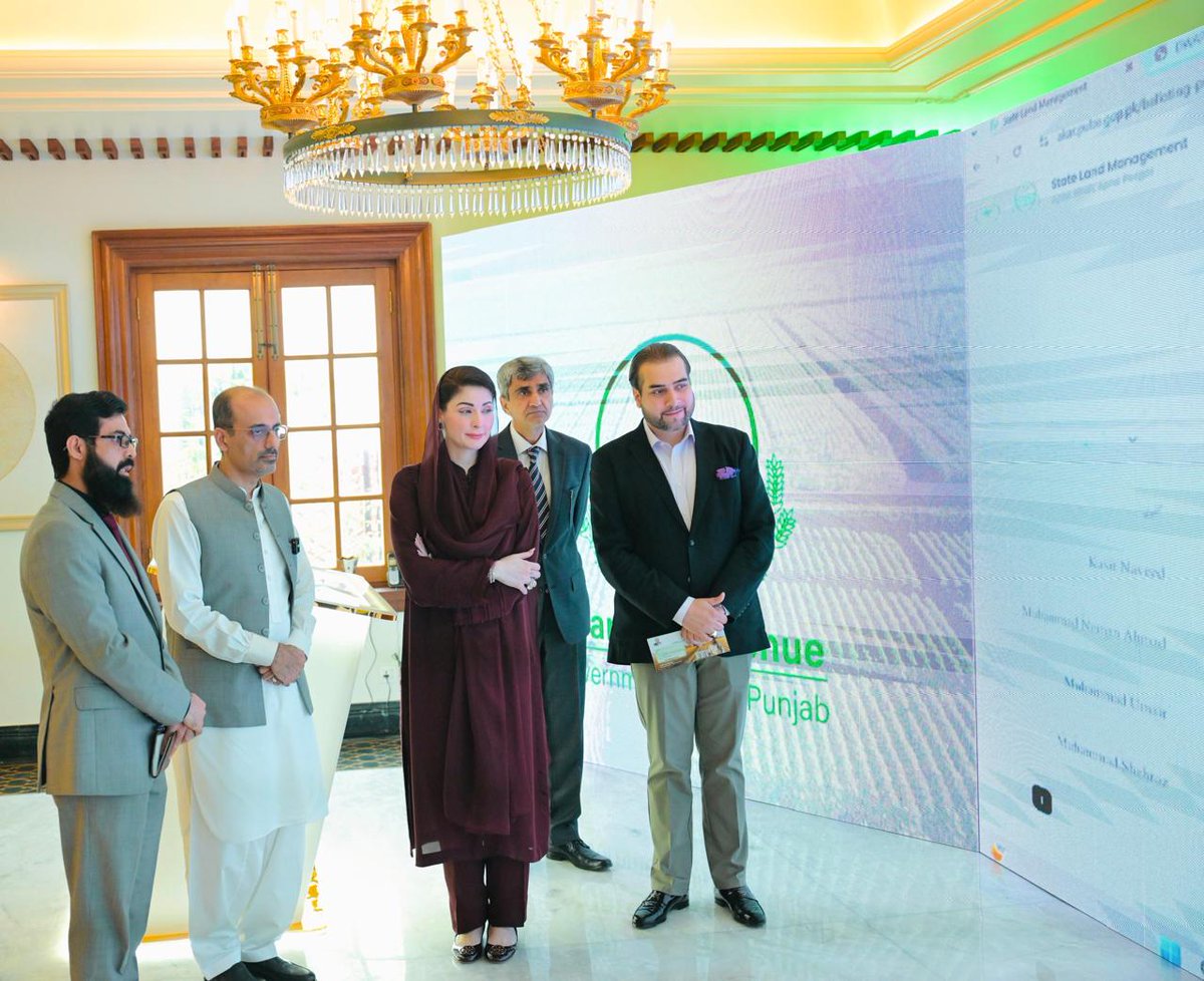 SMAshiqHussain's tweet photo. وزیر اعلی مریم نوازشریف کی زیرِ قیادت پنجاب حکومت نے "اپنا کھیت اپنا روزگار"  سکیم کی کمپیوٹرائزڈ بیلٹنگ کے ذریعے 30000 بے زمین و مستحق خاندانوں (بشمول 20% خواتین) کو پنجاب بھر میں 1 لاکھ 21 ہزار ایکڑ قابلِ کاشت سرکاری زمین محض 100 روپے سالانہ فی ایکڑ کی علامتی لیز پر اگلے 20 سال کے لیے مالکانہ حقوق کے ساتھ الاٹ کر دی ہے۔ 100% میرٹ پر مبنی اس تاریخی و شفاف منصوبے کے تحت نادار کسانوں کو نہ صرف زمین کے حقوق اور ایگریکلچر ایکسٹینشن کی جانب سے ٹیکنیکل سپورٹ ملے گی، بلکہ اراضی کی تیاری کے لیے پہلی بار 50 ہزار روپے فی ایکڑ (مجموعی طور پر فی کس 2 لاکھ روپے تک) کی مالی امداد بھی فراہم کی جا رہی ہے تاکہ صوبے کا غریب ترین طبقہ مالی طور پر خود مختار ہو عزتِ نفس بحال ہو اور زرعی پیداوار میں اضافہ ممکن ہو سکے۔