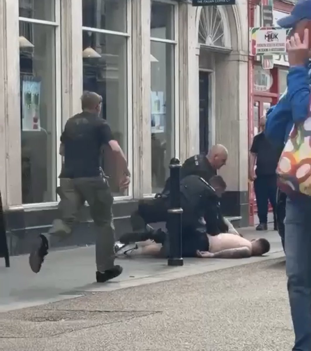 Andypublicuk's tweet photo. Police throw British man who “isn’t” resisting to the ground smashing his face into the concrete pavement …😳

Worcester 🏴󠁧󠁢󠁥󠁮󠁧󠁿

I don’t know what he has supposed to of done wrong but this could of killed him…we didn’t see the killer of Henry Nowak treated this harsh…is it because he is a white British male? I don’t know?… but it’s very brutal…#police #arrest