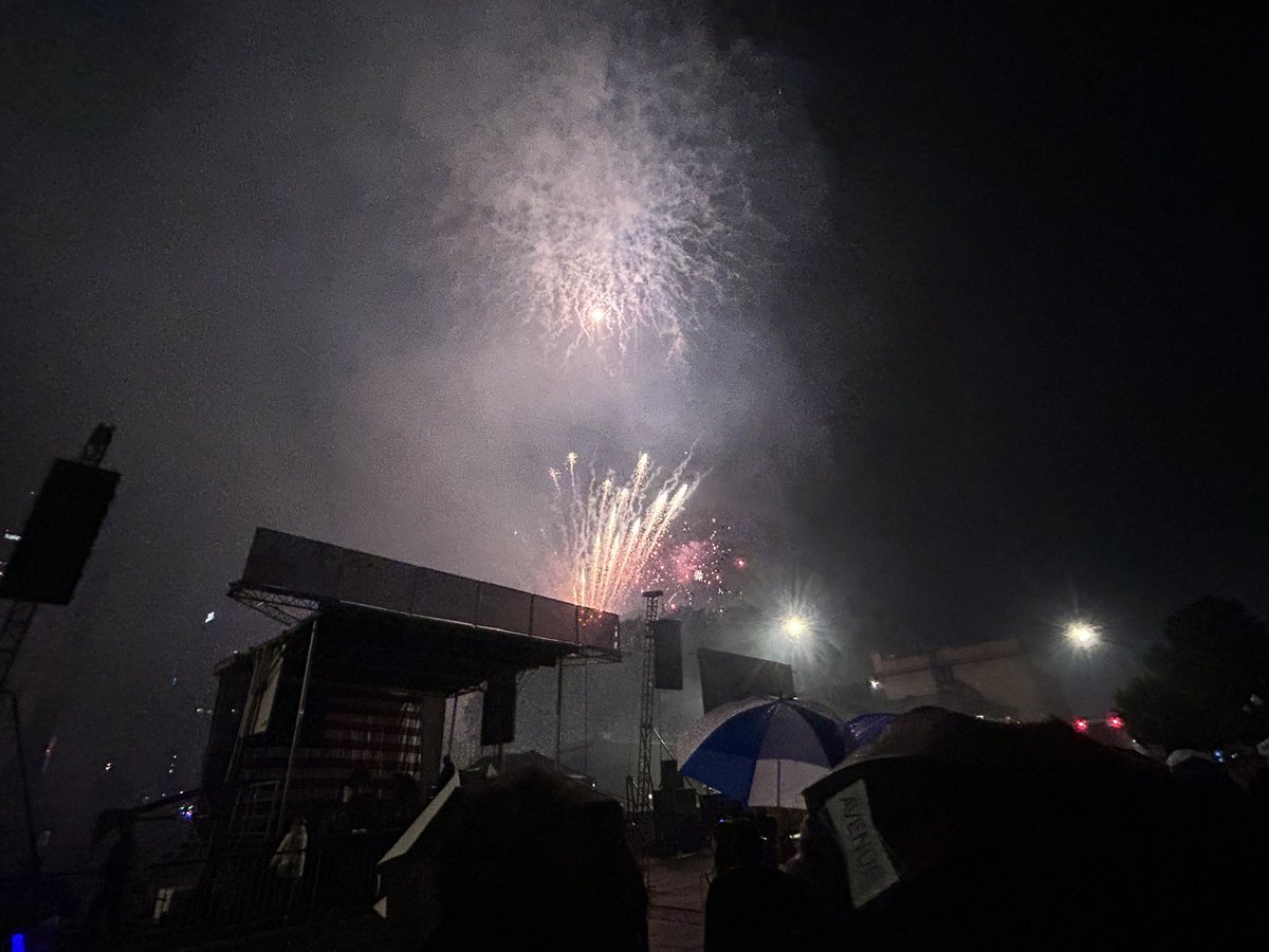 RafaelOnTV's tweet photo. Teamwork is best when people show up and give you their best.
Meteorologist @EthanRosuckWX and I co-hosted the “Fourth Fest” fireworks celebration in downtown Indy on Saturday through asevere weather evacuation &amp; then light rain. Ethan made working the stage and crowd effortless. https://t.co/W9dZkcR0ps